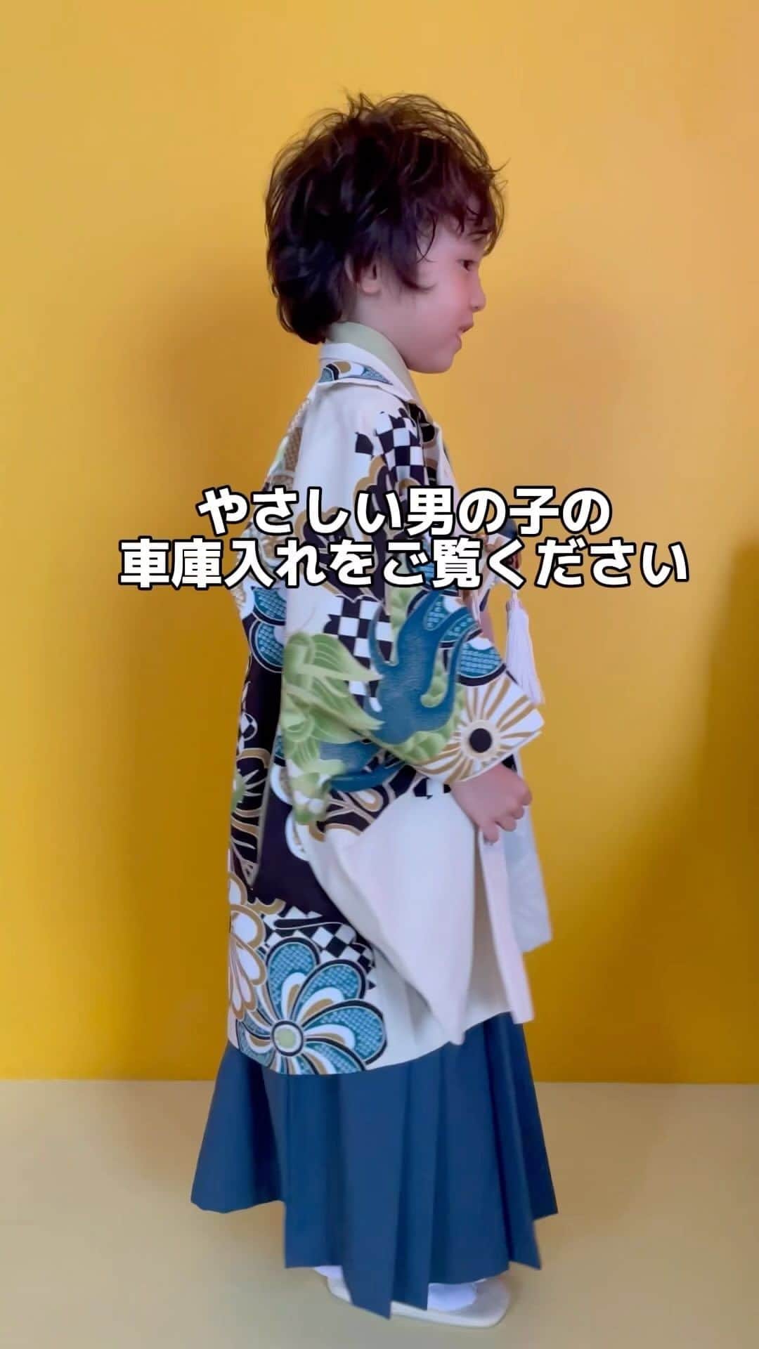 スタジオキャラット 鈴鹿店のインスタグラム：「DMから簡単予約の方法📸 ①お名前 ②予約希望日時 をつぶやいてくださいね☺️  忙しいママも簡単予約はInstagramがぴったり✨  〈他の予約方法↓〉 🟡Web予約は、プロフィール欄からリンクをクリックして予約をしてくださいね。  🟢公式ライン【STDIOCARATT】で検索して予約もできます。  店舗住所：〒513-0801 三重県鈴鹿市神戸3丁目6-22 電話番号：050-1864-0636 　  #キャラット　#スタジオキャラット　#カメラスタジオキャラット　#studiocaratt #caratt #七五三　#七五三撮影　#七五三ママ　#七五三へア　#七五三写真　#七五三家族写真　#鈴鹿フォトスタジオ　#鈴鹿写真館　#鈴鹿写真スタジオ　#鈴鹿ママ #三重フォトスタジオ」