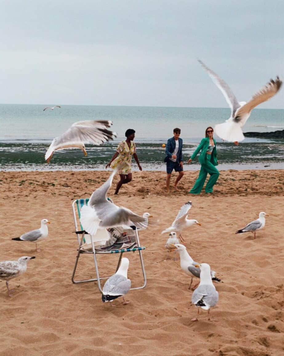 Ted Bakerのインスタグラム：「Ahh - the charms of the British seaside.  #TedBaker #ItsAShoreThing」