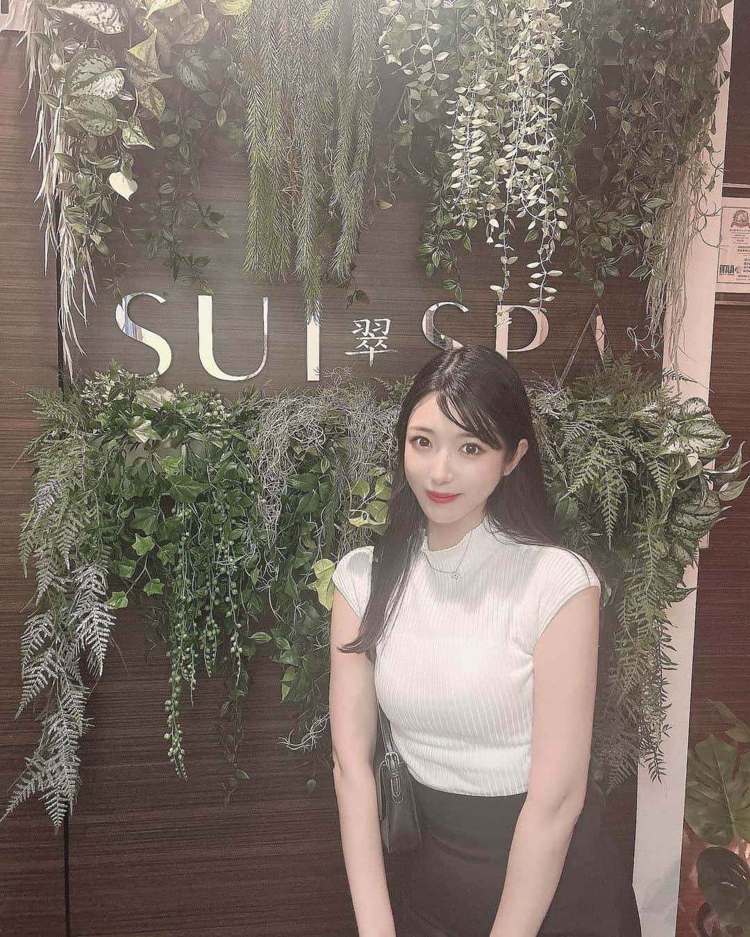 れみぱんのインスタグラム：「表参道にある翠SUI SPAで即効性のある小顔矯正コルギを受けてきました💆🏻‍♀️✨ : 顔だけのアプローチではなくてデコルテ、肩周り、首の矯正マッサージも入っているのでガチガチに固まった私の首肩周りも解されて、とても気持ちよかったです！ : 効果として写真では分かりづらいけど私はフェイスラインだけでなく、顔が全体的にリフトアップして頬の位置が高くなって不思議と顔が短くなったように感じました💆🏻‍♀️✨ : 大事な予定がある2〜3日前に受けるとより効果が出るそうなので、結婚式や写真撮影を控えたプレ花嫁さんや大事な予定がある方は是非2〜3日前に受けてみてください✨ : PR @sui_spa  #小顔矯正 #ヘッドスパ #花嫁美容 #プレ花嫁 #ブライダルエステ #ブライダルダイエット #スイスパ #表参道エステ」