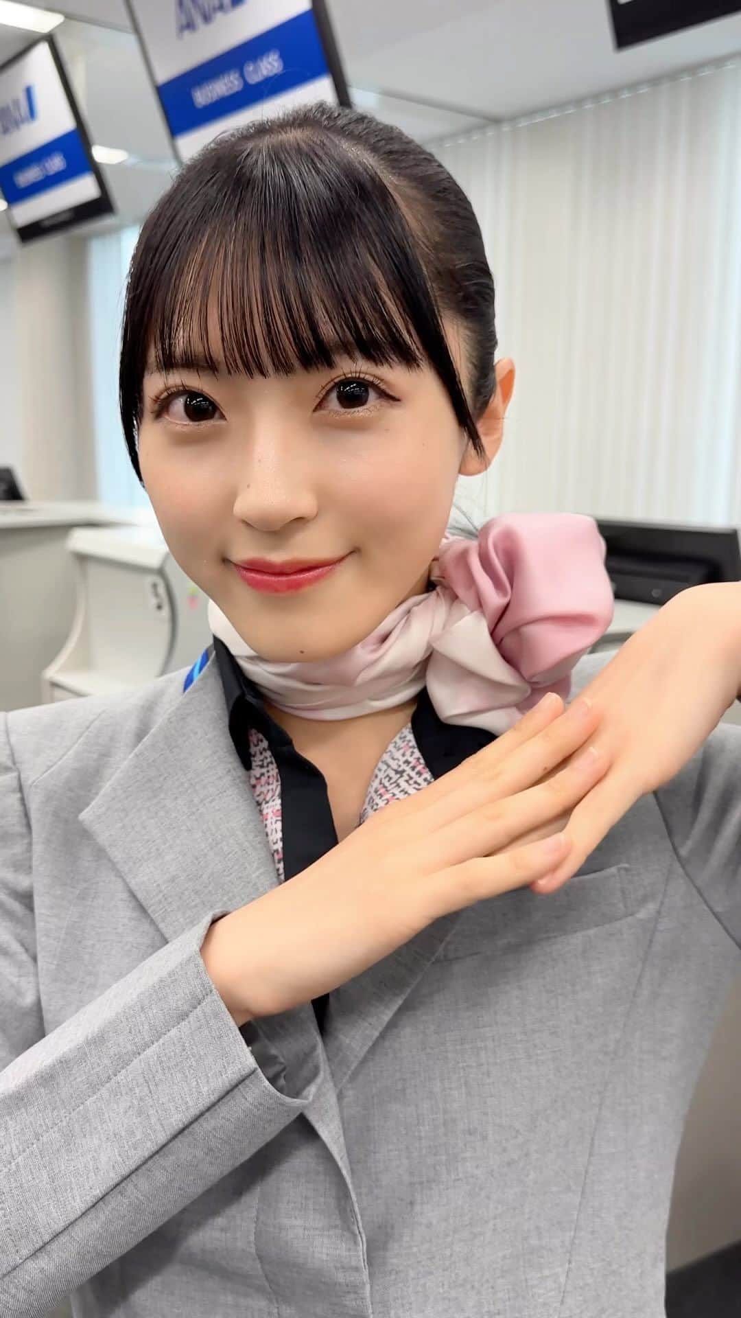 ANAのインスタグラム：「Idol ✈️💙 #佐藤綺星 #akb48 #allnipponairways @__aiichan.17 @akb48 #グランドスタッフ #yoasobi #ヨアソビ」
