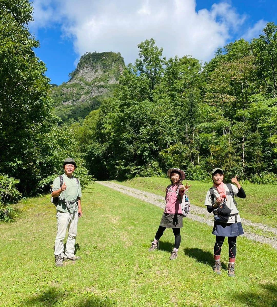 HBC北海道放送アナウンス部さんのインスタグラム写真 - (HBC北海道放送アナウンス部Instagram)「佐藤彩です！ (@hbc_ayasato )  ウェザーセンターの近藤肇アナ 山ガールの堀内美里アナとともに 雨竜沼湿原へ行ってきました🙌 . . 緑いっぱいの夏の香りとともに…  心も穏やかな気持ちになれる時間🥹  ほとんどずっと喋って笑って楽しんできました😂  大量の汗はご愛嬌ですね！笑 . . ランチタイムは みーちゃんの山ごはんパワーにのっかり 大好きなカレーをいただけるという幸せ🍛✨  おやつタイムも最高✨✨  あぁ、なんという贅沢…🤭  癒しの夏の思い出です🥜  #北海道 #夏 #雨竜沼湿原 #雨竜町 #楽園 #山ガール #山好き #HBC #アナウンサー #近藤肇 アナ  #堀内美里 アナ #佐藤彩 #夏の思い出」8月28日 18時12分 - hbc_announcer