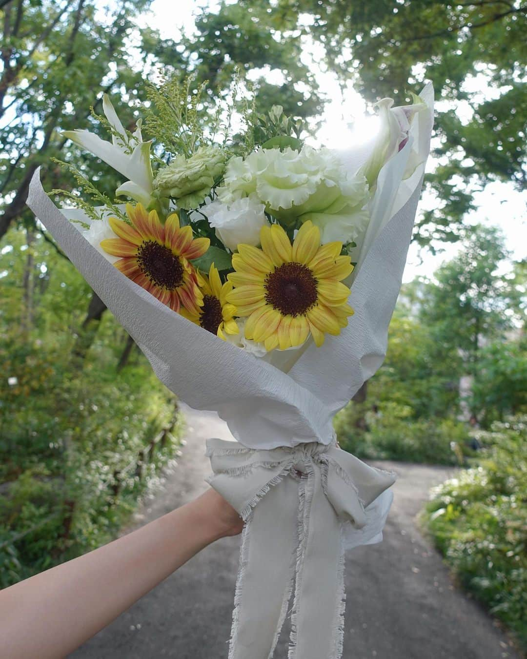 黒坂優香子のインスタグラム：「🌻🎂  ゆりちゃんのバースデーに プレゼントと共に花束を💐♡  「優香子が作る花束欲しかったの！」 ってすごく喜んでくれて、 めちゃめちゃ嬉しかった…♡  @ito_yuri_official  お誕生日おめでとう♡  #birthday #flowers #花束」