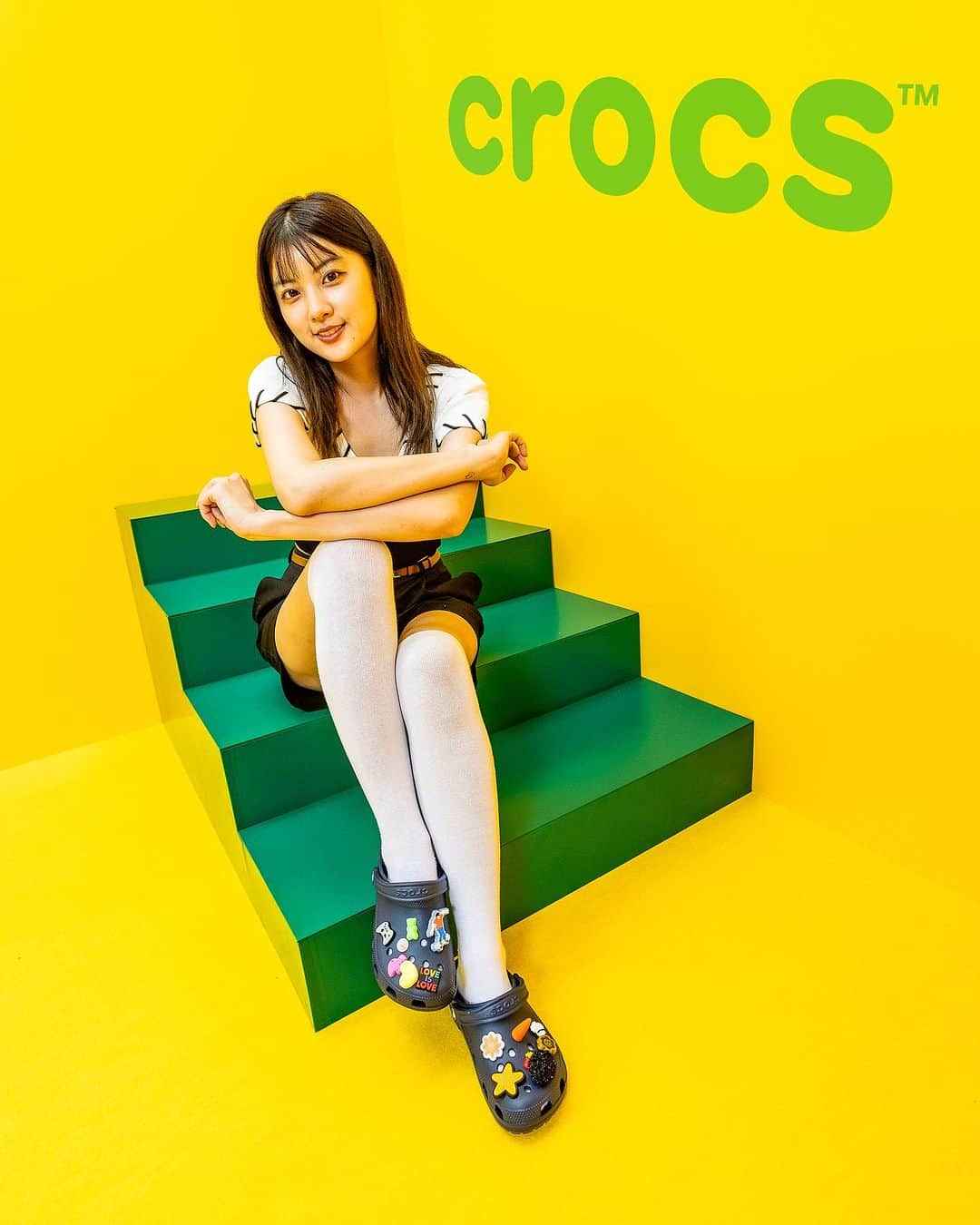 クロックス（crocs）さんのインスタグラム写真 - (クロックス（crocs）Instagram)「クロックスコーデ feat.  @__htm.13__   ブラック クロックスの スタイリッシュな 着こなしかた、流石です！  #クロックス #ジビッツ #crocs #jibbitz」8月28日 18時17分 - crocsjp