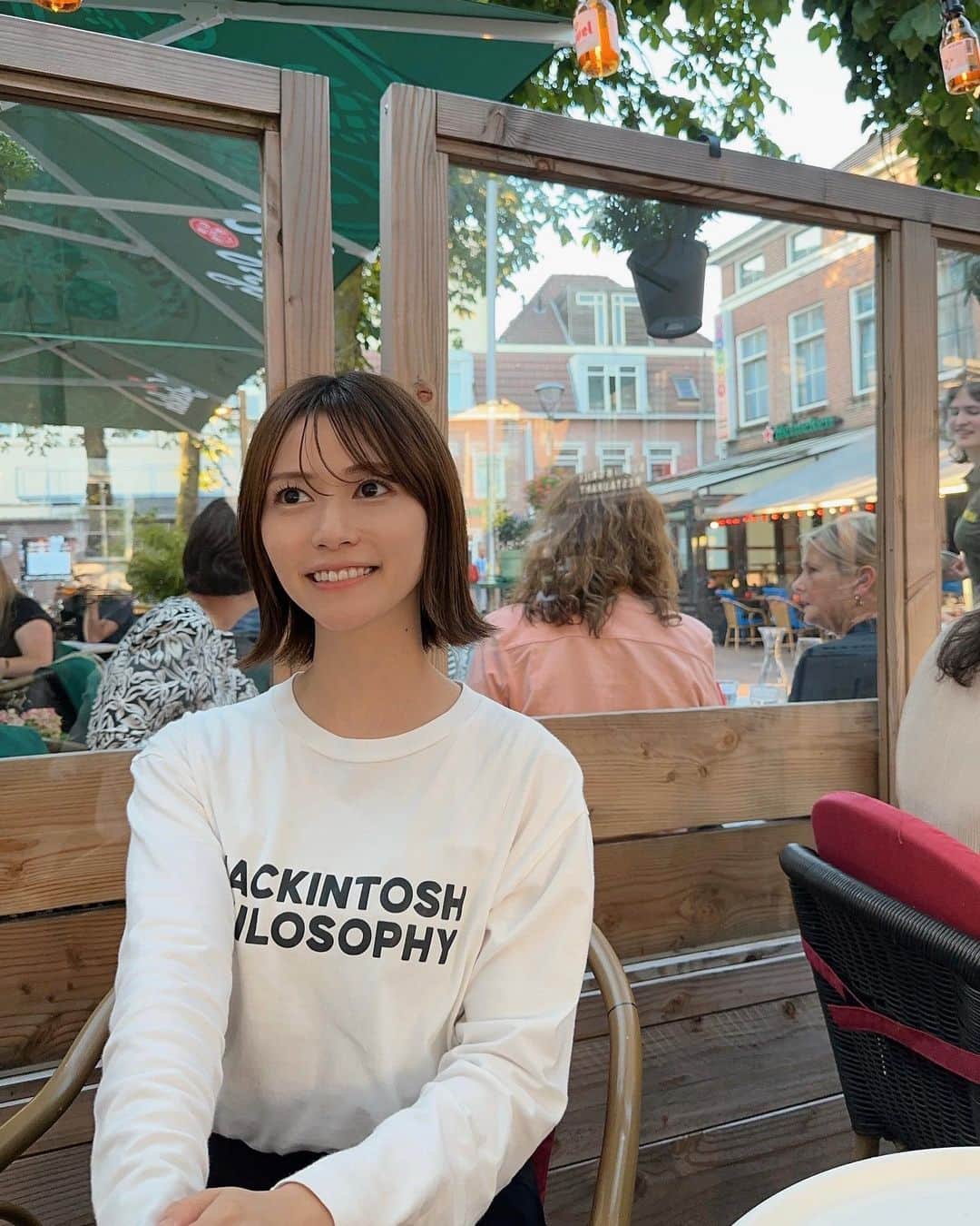 山下愛実（まなみるく）のインスタグラム：「テラスご飯とっても良い☀️🫶🏻 . . オランダの飲食店はテラス席がすごく多い◎ 天気を楽しんでる人が多くて 家のバルコニーに椅子を置いて のんびりしてる光景もすごく良く見る👀💕  私は日本では日傘!日陰!って感じだったけど 早くもこっちの文化に影響されて 日焼け止めだけで満足してる太陽浴びるのすき🌞  #Netherland#オランダ生活#テラスご飯」