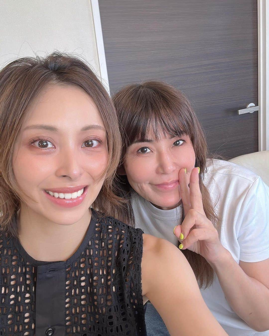 沙月愛奈のインスタグラム：「⁡ ⁡ 今日は、大先輩のCHIHARUさんにメイクレッスンをしていただきました！ ⁡ 私の顔、昔から濃くて老け見えしやすく、ナチュラルメイクが難しいのが悩みでしたが、、、CHIHARUさんのマジックに掛かるとこんなにナチュラルビューティーに仕上がりました✨自分の顔だけどとても新鮮で、この引き算メイク覚えなきゃ😍！！ ⁡ CHIHARUさん、お忙しい中お時間割いてくださり本当にありがとうございました❤️  #メイクアップアーティスト #chiharu さん #chiharuマジック  #引き算メイク  #魔法にかかった   #ありがとうございました☺︎」