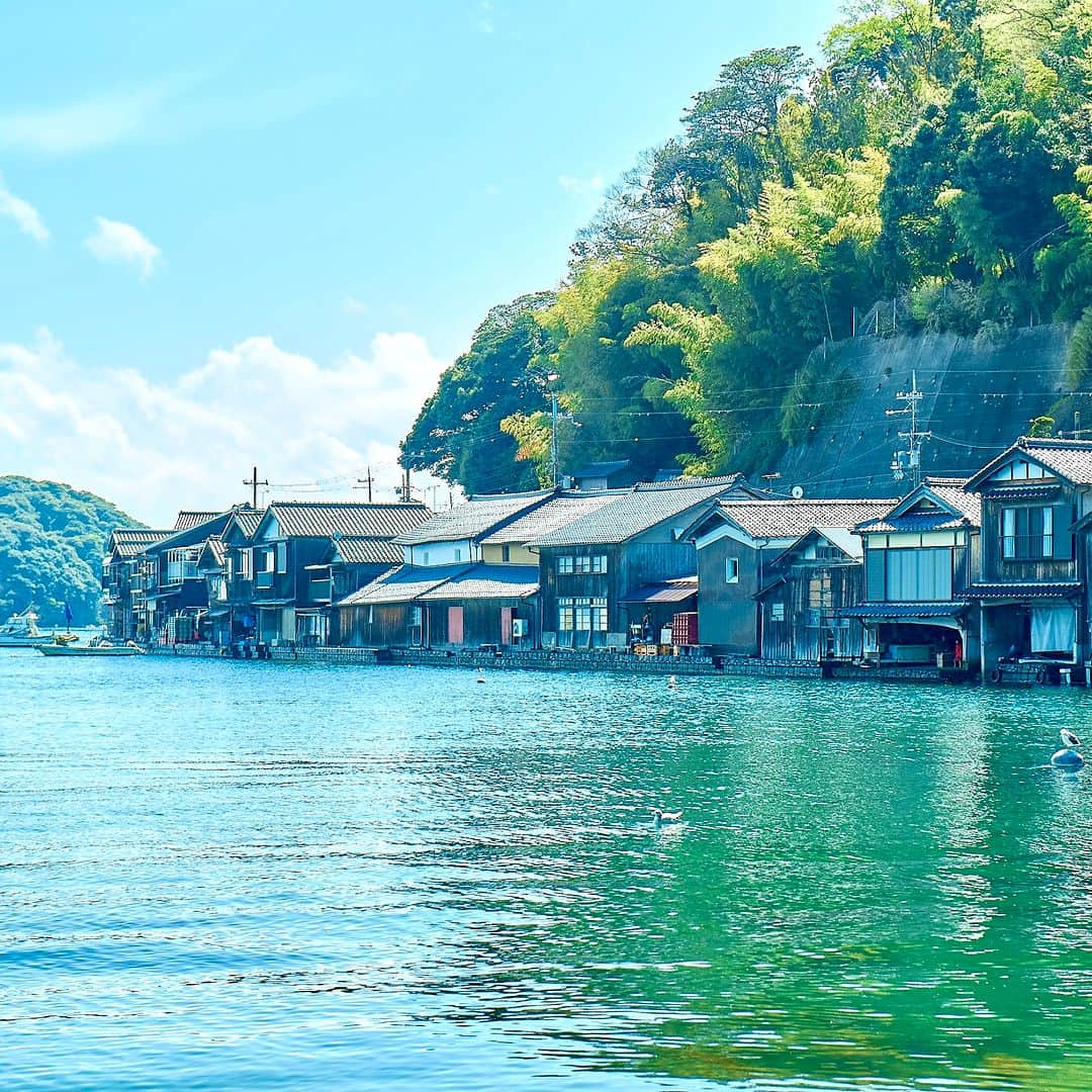 ことりっぷのインスタグラム：「「日本で最も美しい村」のひとつ、京都・伊根にある舟屋の風景  京都にある、日本の漁村の原風景「伊根の舟屋」をご存知ですか？ 伊根湾を取り囲むように、海と接している舟屋が約230軒も建ち並びます。  海上タクシーから景色を楽しむのはもちろん、舟屋を改装したカフェや宿でゆっくり過ごすのもおすすめ。  舟屋に反射するキラキラ光る日本海、海鳥が飛ぶ姿といった夏の風景を見ながら、伊根に流れる独特のゆるい時間を満喫しませんか。 ----- #伊根の舟屋 -----  発売中のことりっぷMagazine夏号のテーマは「日本の美しい町」。 舟屋で知られる伊根や天橋立がある宮津など、京都の海沿いの町をご紹介しています。  #ことりっぷ #ことりっぷマガジン #京都 #伊根 #舟屋日和 #向井酒造 #舟屋の宿あうら #美しい町 #cotrip #kyoto #ine #visitjapan」