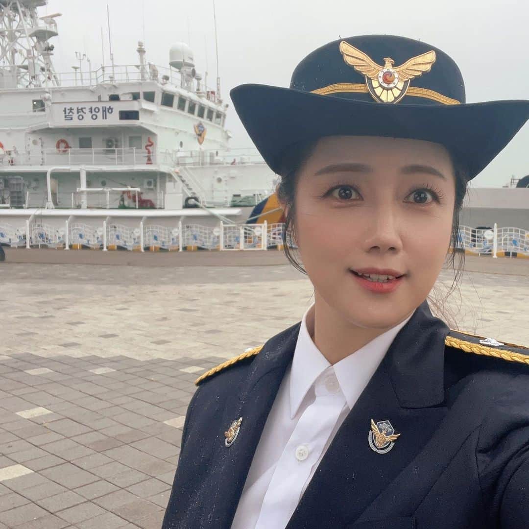 チェ・ソンヒョンのインスタグラム：「#해양경찰 창설 70주년 #해양경찰의날 해경 명예 경위로 오랜만에 정복 입고 큰 행사에 참여하니 애국심이 뿜뿜😍♥️   바다는 평화로울 땐 한없이 자애롭지만, 성난 모습을 마주하는 건 정말 두려워요.  거친 바다에서 국민과 나라를 위해 고생하시는 대한민국 해양경찰!  감사합니다👏👏👏」