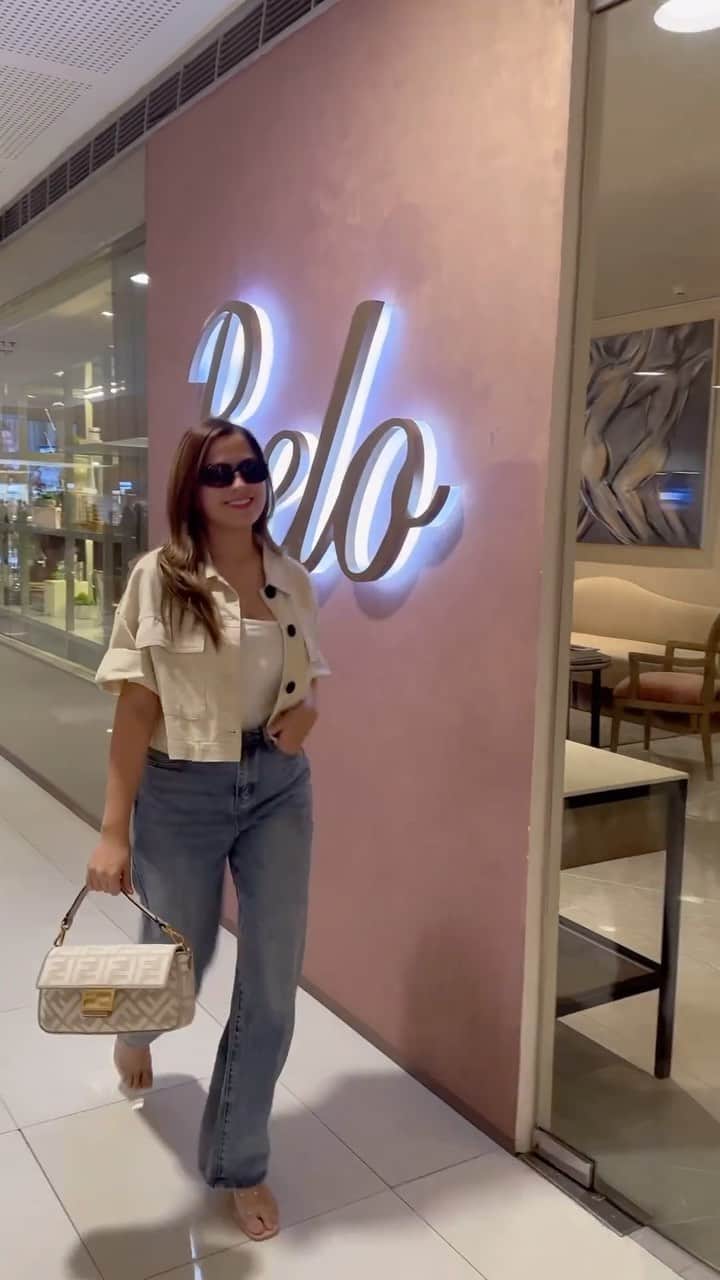 Alexa Ilacadのインスタグラム：「Everyone wants to achieve that “hugis bigas” face shape without doing anything invasive. But the question is, HOW!??? @belobeauty is the answer! 😍 Thermage FLX is the latest generation of the popular Thermage RF device, which is considered the gold standard in tissue tightening. Thermage FLX is faster, more accurate, and pain-free! See immediate results right after the first session! 😱」