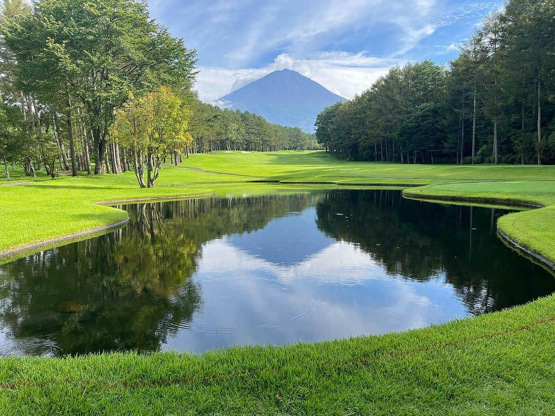 フジテレビゴルフさんのインスタグラム写真 - (フジテレビゴルフInstagram)「.  51st フジサンケイクラシック⛳️  舞台の富士桜カントリー倶楽部、本日は晴天☀️  富士山も綺麗に見えており、新15H(旧6H)では「逆さ富士」が見えました‼️✨  大会まであと3️⃣日！😎 この大会から生まれる新時代のヒーローをお楽しみに✨  詳しくはこちらをご覧ください✅✅ https://www.fujitv.co.jp/sports/golf/fsc/index.html  チケットも絶賛発売中です🏌️‍♂️📣 fujisankei-g.co.jp/fsc/ticket/  #フジサンケイクラシック #フジサンケイ #フジテレビゴルフ #富士桜カントリー倶楽部 #男子ゴルフ#ゴルフ #golf」8月28日 18時31分 - fujitvgolf