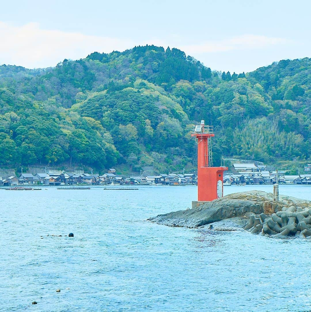 ことりっぷさんのインスタグラム写真 - (ことりっぷInstagram)「「日本で最も美しい村」のひとつ、京都・伊根にある舟屋の風景  京都にある、日本の漁村の原風景「伊根の舟屋」をご存知ですか？ 伊根湾を取り囲むように、海と接している舟屋が約230軒も建ち並びます。  海上タクシーから景色を楽しむのはもちろん、舟屋を改装したカフェや宿でゆっくり過ごすのもおすすめ。  舟屋に反射するキラキラ光る日本海、海鳥が飛ぶ姿といった夏の風景を見ながら、伊根に流れる独特のゆるい時間を満喫しませんか。 ----- #伊根の舟屋 -----  発売中のことりっぷMagazine夏号のテーマは「日本の美しい町」。 舟屋で知られる伊根や天橋立がある宮津など、京都の海沿いの町をご紹介しています。  #ことりっぷ #ことりっぷマガジン #京都 #伊根 #舟屋日和 #向井酒造 #舟屋の宿あうら #美しい町 #cotrip #kyoto #ine #visitjapan」8月28日 18時32分 - cotrip_official