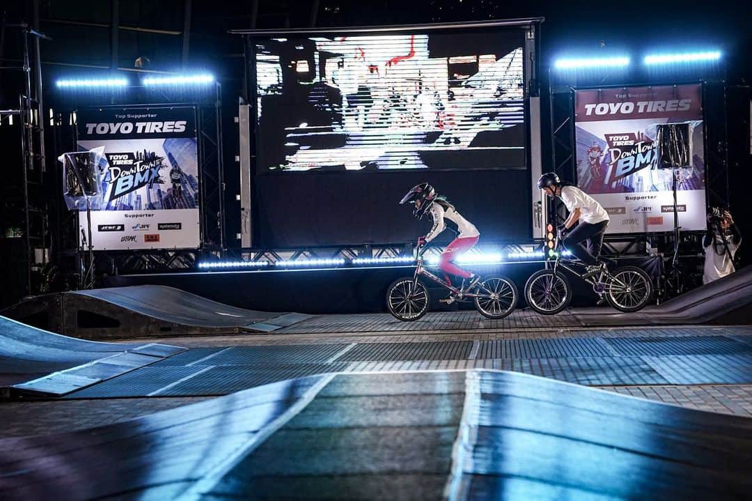 大池水杜のインスタグラム：「#DowntownBMX at Osaka station🔥  レース×パークの新ジャンル！？ めちゃくちゃ面白い大会でした！ 準決勝で負けちゃった😂  レースの子達とあまり絡む機会無いけど改めてレースの凄さやパークの良さ、そしてBMXの面白さを魅せれて実感できた🙌🏼  写真の最後に準決勝2本目の動画あります！  会場まて応援に来てくれた皆さん、雨が降っても直ぐにコース拭いてくれた方々、運営関係者の皆さん、素晴らしい時間を一緒に過ごせて最高でした！ありがとうございました！  色んな人に会えて楽しかったです🫶🏻  Photo @o26jun   @visavis_jp #slopeshot #VANS #bern #タウン情報おかやま #ライト電業 #bmx #bmxgirl #bmxfreestyle #bmxwomen」