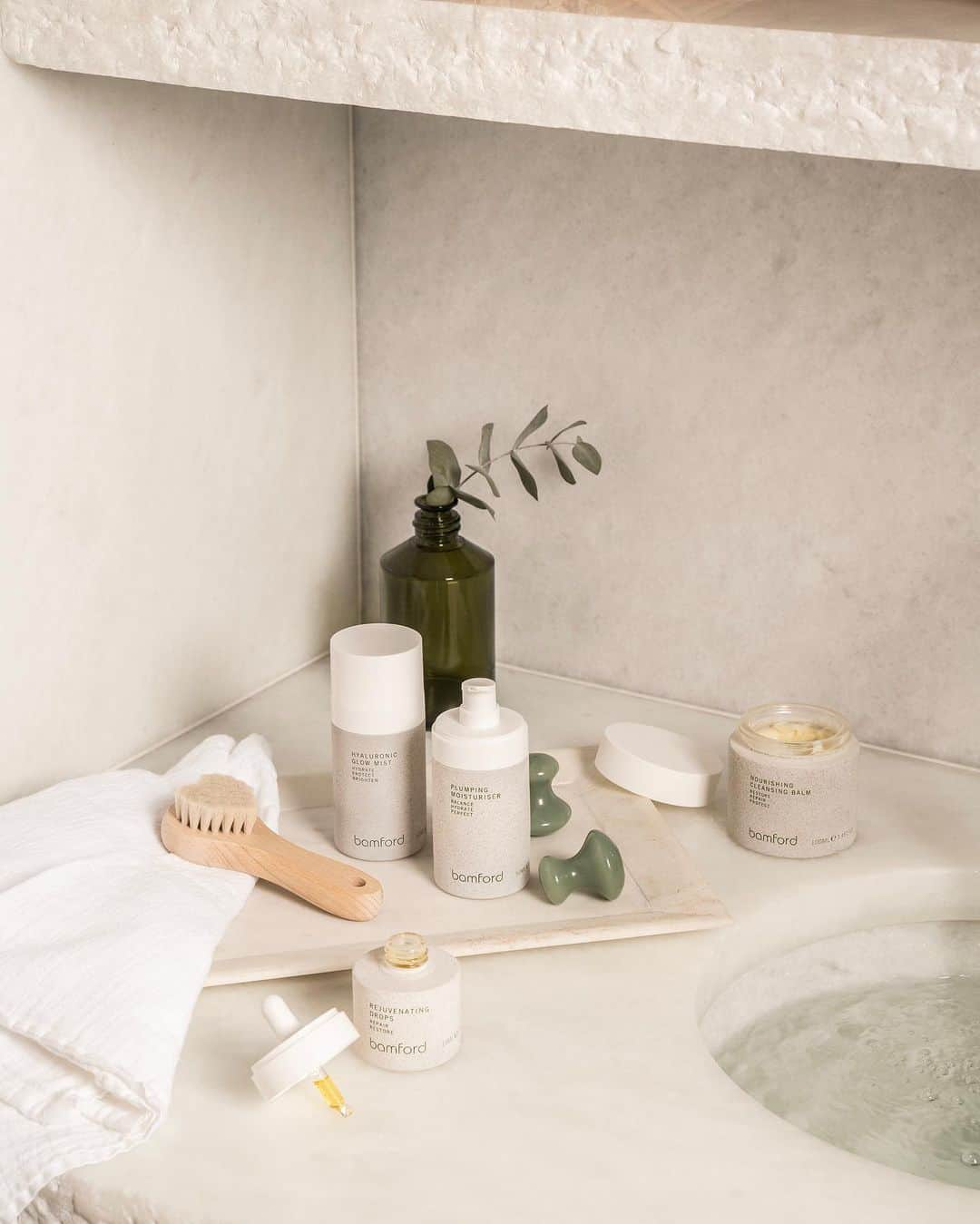 バンフォードのインスタグラム：「Recreate the post-facial feeling by creating your own spa at home. Find a space to carry out your routine, light a candle and warm a flannel before beginning your nourishing skincare ritual ✨  Discover skincare in-store and online.  #bamford #wellness #skincare #spa #facial」