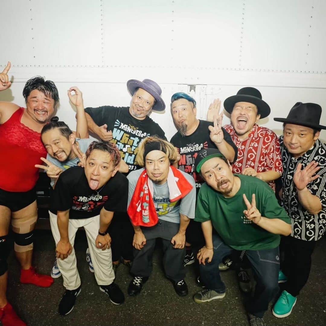 Kuboty のインスタグラム：「いよいよあと3週間くらい！！！  MONGOL800 25th -800BEST- 09.18(月祝) at 大阪城ホール 10.14(土)  at ぴあアリーナMM  チケット好評発売中🔥  https://www.mongol800.jp/ticket  ということでWWW!!TOUR!!の思い出時差ポです🔥  1〜3 2023.07.22(sat) BLUE LIVE HIROSHIMA w/ 10-FEET   4〜7  2023.07.24(mon) Zepp FUKUOKA w/ WANIMA   7枚目はツアーを支えてくれる心強いスタッフさんたちとの集合写真です、いつもありがとうございます🙏  📸 by @saru_0305   #MONGOL800 #モンパチ25th #800BEST #大阪城ホール #ぴあアリーナMM #10feet  #candypromotion #wanima #bea #ワニパチ #ワッターツアー」