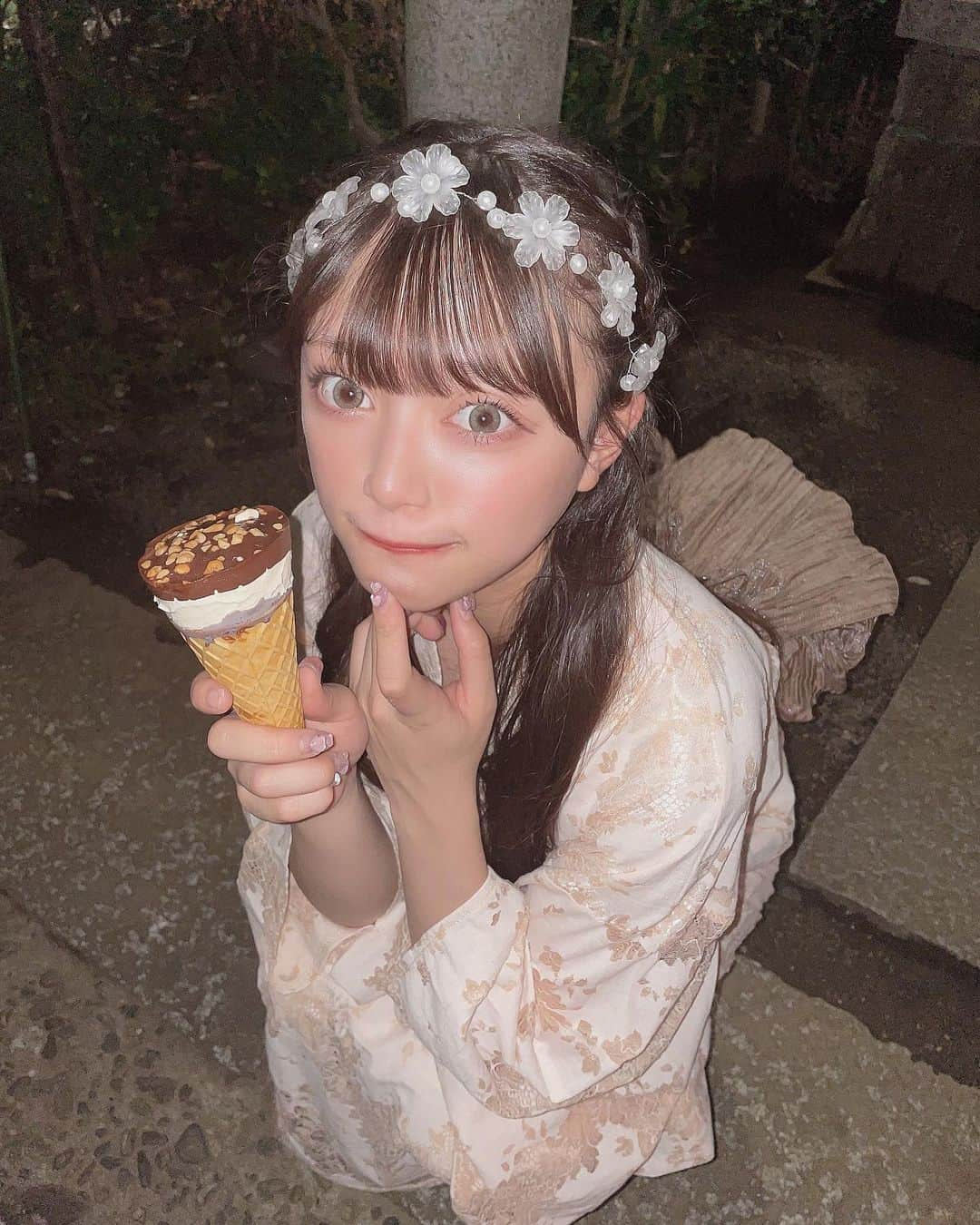 坂本理紗のインスタグラム：「夏祭り誘うのも勇気いるんだからね ・ ・ ・ この浴衣めちゃくちゃフレンチガーリーぽくて大好き‎🤍🎐  #夏祭り #夏祭りコーデ #浴衣 #dazzy #浴衣ヘアアレンジ  #花火大会  #花火大会デート  #彼女感  #フレンチガーリーコーデ  #フレンチガーリー  #アイドル  #地下アイドル  #アイス  #東京 #夏休みの過ごし方  #ハーフアップアレンジ」