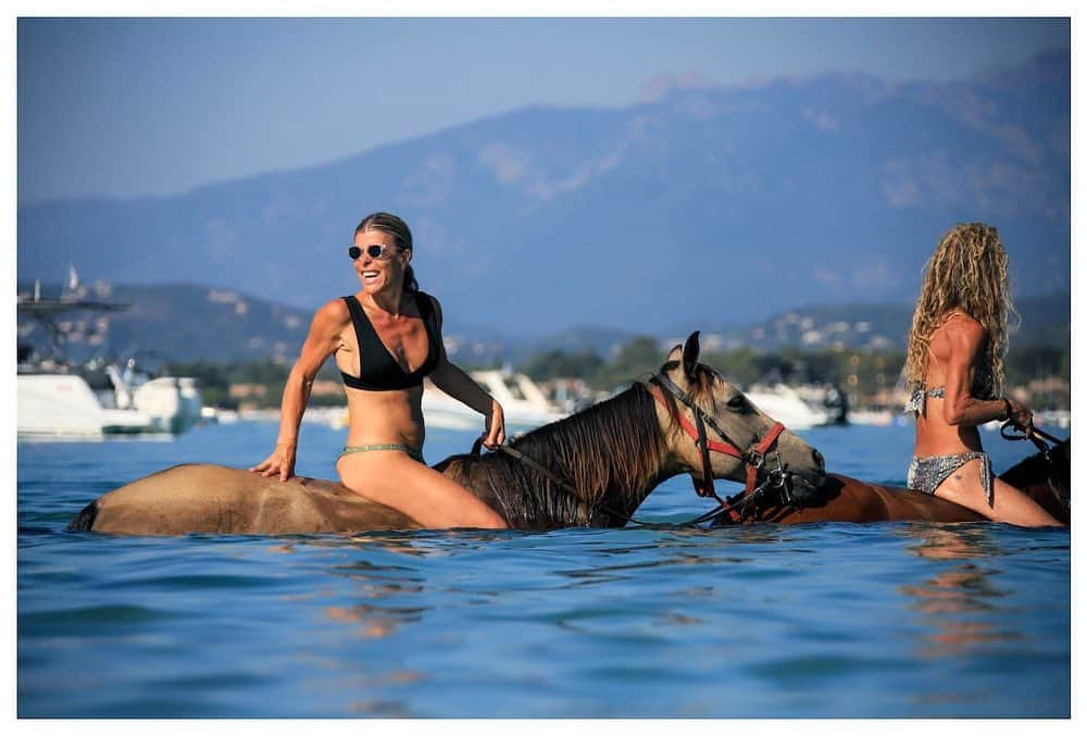 イネス・リグロンのインスタグラム：「Best way to start the day in Corsica island, if you like to wake up with the sun…. riding with our friends Marina and David and their horses, on the beach and swimming in the sea. You must try it. It is for sure one of the very best feeling in the world! #ranchvillata #corse #portovecchio」