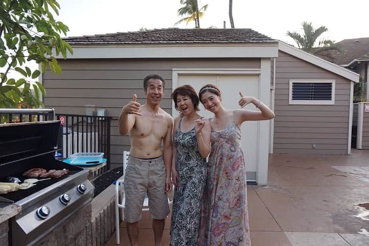 菅野広恵さんのインスタグラム写真 - (菅野広恵Instagram)「家族の思い出の地 Hawaii のMaui島🏝️  元々は父がウィンドサーフィンを するのが目的で 小学校の頃からマウイによく行く事になり、  マウイでは、カナハと言う、木が生い茂った ビーチに毎日に近く、父のウィンドサーフィンの付き添いで行き、小さい頃は それが暇で暇で、嫌で仕方なかった頃も🤣  だけど、大人になるにつれて 大好きな場所に変わりました。 夏場でも上着を着てないと涼しいぐらいの 風が心地よく、居心地のよい場所。 マウイに行く目的は日々追われる毎日の中 『無』になりにいくのが いつしか、私の目的になりました。  人間たまに『無』になる事 すごく大事だなと20代の頃に気づきました。  たまには、自分と向き合う事もしてみたり 悩んでた時に『生き方』について書いていたら 字の汚さと、書いてる内容に夫に爆笑されたり  そんな、マウイは、心を穏やかにしてくれる 家族の思い出の地なんです。  一度マウイに行った事がある人は マウイファンになっちゃうと思います🤭🏝️ いつか、またマウイに家族みんなで行きたいな〜私の1つの夢😌  --- マウイ募金第二弾も マウイの皆様の力と 応援して頂く皆様の力で 無事sold outに なったみたいです。 マウイ募金第三弾も 近々行うようなので 是非　@mauimarioceanjewelry さんの投稿をチェックしてみてください🏝️ -----  #マウイ島  #マウイ　#mauihawaii  #mauilife  #maui #家族の時間  #食べて痩せる  #食べて綺麗になる」8月28日 18時35分 - hiroesugano