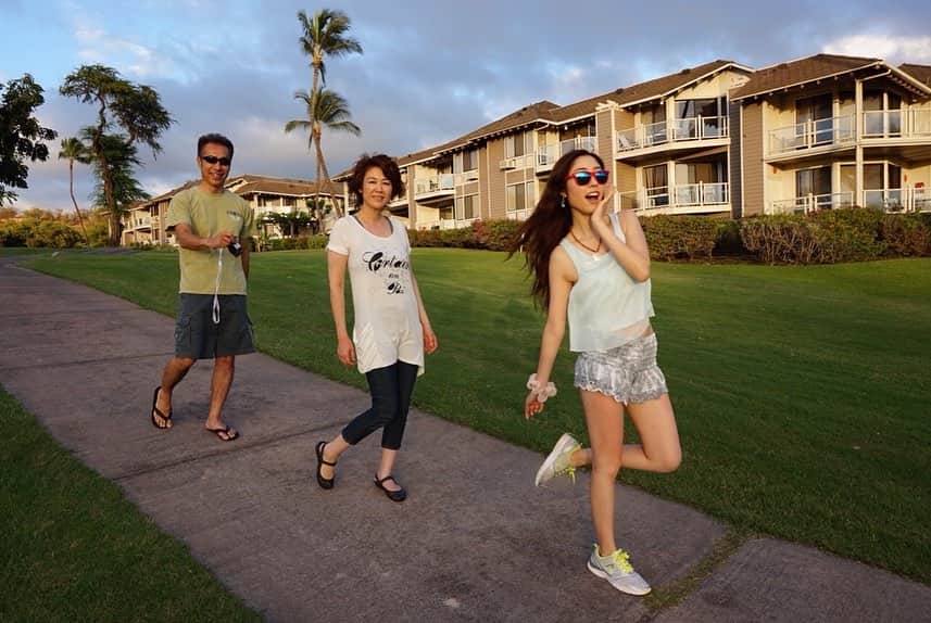 菅野広恵さんのインスタグラム写真 - (菅野広恵Instagram)「家族の思い出の地 Hawaii のMaui島🏝️  元々は父がウィンドサーフィンを するのが目的で 小学校の頃からマウイによく行く事になり、  マウイでは、カナハと言う、木が生い茂った ビーチに毎日に近く、父のウィンドサーフィンの付き添いで行き、小さい頃は それが暇で暇で、嫌で仕方なかった頃も🤣  だけど、大人になるにつれて 大好きな場所に変わりました。 夏場でも上着を着てないと涼しいぐらいの 風が心地よく、居心地のよい場所。 マウイに行く目的は日々追われる毎日の中 『無』になりにいくのが いつしか、私の目的になりました。  人間たまに『無』になる事 すごく大事だなと20代の頃に気づきました。  たまには、自分と向き合う事もしてみたり 悩んでた時に『生き方』について書いていたら 字の汚さと、書いてる内容に夫に爆笑されたり  そんな、マウイは、心を穏やかにしてくれる 家族の思い出の地なんです。  一度マウイに行った事がある人は マウイファンになっちゃうと思います🤭🏝️ いつか、またマウイに家族みんなで行きたいな〜私の1つの夢😌  --- マウイ募金第二弾も マウイの皆様の力と 応援して頂く皆様の力で 無事sold outに なったみたいです。 マウイ募金第三弾も 近々行うようなので 是非　@mauimarioceanjewelry さんの投稿をチェックしてみてください🏝️ -----  #マウイ島  #マウイ　#mauihawaii  #mauilife  #maui #家族の時間  #食べて痩せる  #食べて綺麗になる」8月28日 18時35分 - hiroesugano