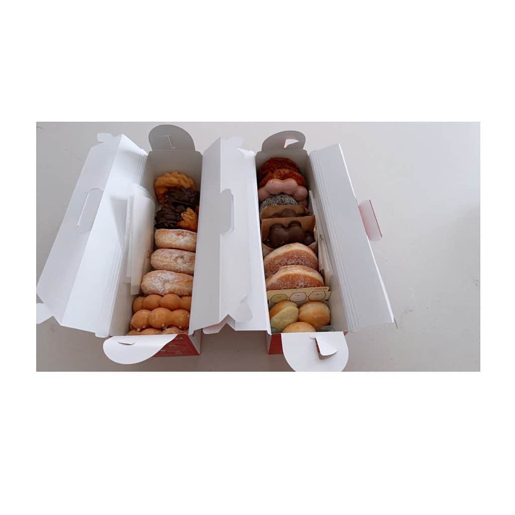 香川絵馬のインスタグラム：「好きすぎて、たくさん…☺️ @misterdonut_jp   ご存知の方もいらっしゃるかと思いますが、 ミスタードーナツ、大好きです。  おうちにミスドがあるんだ。 と思うとものすごく嬉しいし  おやつがミスドだ と思うともう幸せ☺️  ちょこちょこキャラクターものとコラボする可愛いやつも  いつもうっかり買ってしまう。 （前回しまちゃん、今回、すみっコぐらし）  いま、おうちにたくさんドーナツがあって、好きな時に食べれられる状況なので、とても幸せです🍩✨」