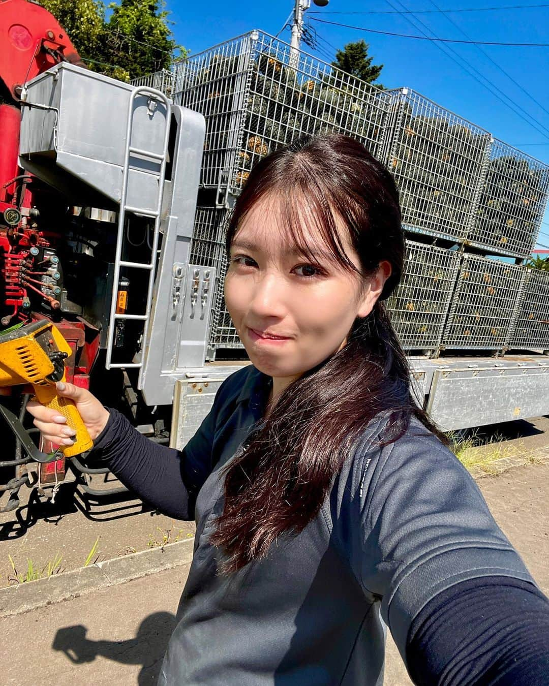 めいめいのインスタグラム：「北海道産かぼちゃの積み込み🎃  フォークリフトならば10分程度で積み終わる荷物がユニック（クレーン）で積み込むと不慣れな私の場合、1時間以上かかる。ユニック作業の大変さを知った。ラジコンで操作できるのも知らなかったし新しい発見ばかりだな🤔  #トラックめいめい #かぼちゃ食べたい  奥にスキー場あった🤔 #夕張郡長沼町 #恋するマロン 名前可愛いかよ🤣 #ユニック#トラックドライバー#小型移動式クレーン#トラック運転手#富良野」