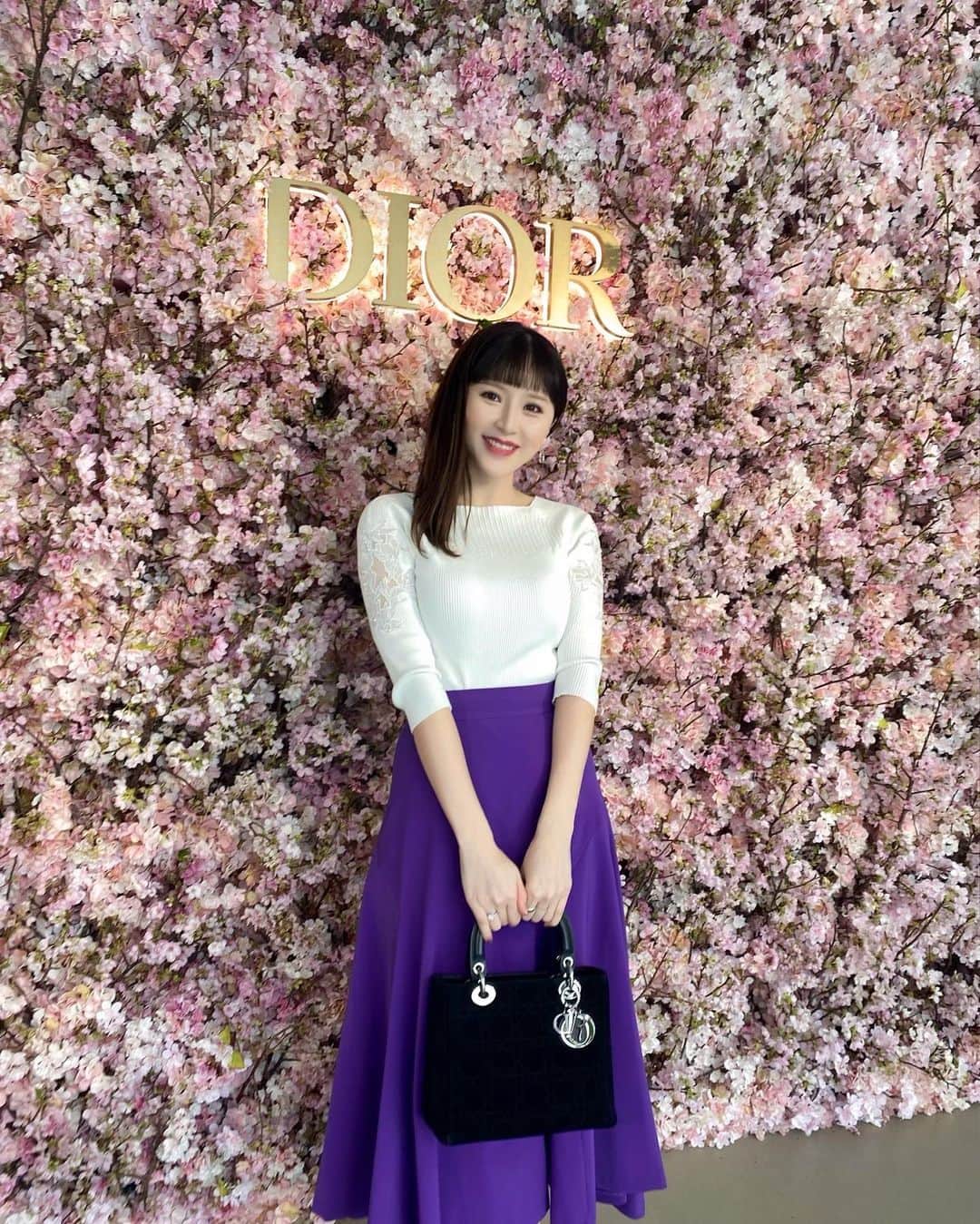 倭早希のインスタグラム：「. . 今見ると髪の毛伸びた👀笑  @dior   #dior#ladydior」