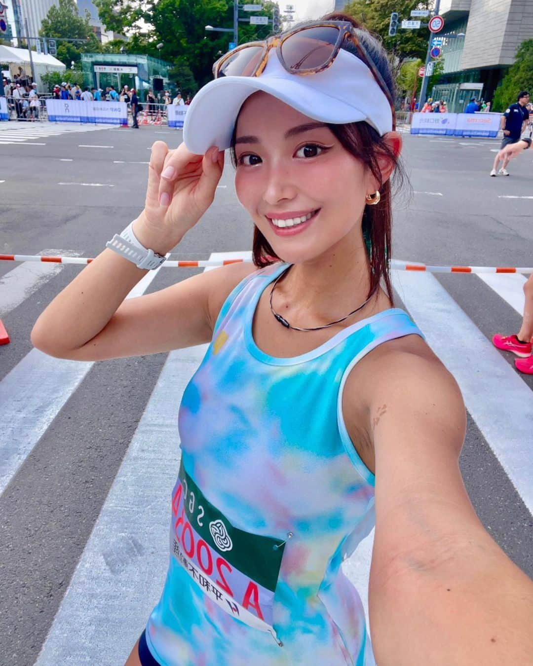 さーたんさんのインスタグラム写真 - (さーたんInstagram)「北海道マラソン2023を振り返る🏃‍♀️  初の北海道マラソン✨ 夏と言えど東京よりは涼しい予定でエントリーしたら スタートブロックに並んだ瞬間 目の前の温度計が30°って出てて笑うしかない🤣 それでも暑さには強い方なので 予定通りサブ3.5ペースでスタート✊🏽  20kmまではjog感覚で楽に〜と思いつつも 15km超えたあたりから熱中症なのか激しく頭痛🥵⚡️ 18km地点まで粘るも 4'55→5'15→5'30→5'45→6'00 どんどん身体が動かなくなりペースが落ちていき 最低でもサブ4は達成しよう‼︎に切り替え😭  19km📍 ジェル1個補給🍭 @maurten_japan   何回も歩くか止まるか考えながらも 前半は沿道でフォロワーさんからの応援が結構あって とにかく前に進もうと何とか粘れた😭 わざわざ来てくださった方ありがとうございます😭❤️  そんなこんなで足を動かしていたら恵みの雨😭☔️ おかげで頭痛はなくなり元気に✨ からの25kmすぎあたりで 序盤も一緒に走っていた @osakayoshi さんがきて 一緒に走ってくれてペースを取り戻し 3時間45分はきろう‼︎に変更🫡  30km📍 カフェイン入りのジェル補給🍭 @maurten_japan   覚醒して35kmまで脚も軽くなって スタート直後より身体動いた✌️ このまま頑張れば3時間40分切れることがわかり とにかくそのままペースを落とさず粘りました💨  35km📍 あと2km行ったら残り5kmだから 一旦2km頑張ろう。  37km📍 あと5km 5000m TTやるより楽だ！ って言い聞かせる。  40km📍 今日という24時間中あと10分 余裕だぁ✊🏽✊🏽  41km📍 あと5分ほどで終わる。 3時間40分ぎりぎりダーッシュ🏃‍♀️  42.195km📍 finish🏁 ⌚️3:39:25（ネット3:39:06）  前半本当につらかった🥵🥵 雨が降らなかったらゴールできてなかったかも😇 目標達成ならずとも このハードコンディションでゴールできた事だけで 今回は自分を褒めたいし 今でこのなら冬はもっと走れると思ったら また練習頑張れる😆✊🏽❤️‍🔥 今のうちに走り込み頑張って強くなるぞぉ！！！  北海道マラソンのコースはすごく走りやすくて 結構好きな感じだったから また来年も出たいなぁと思ってる🤭🌈 出られた方、本当にお疲れさまでした🍀  #マラソン #フルマラソン #北海道マラソン#ランニング」8月28日 18時38分 - saachi_10