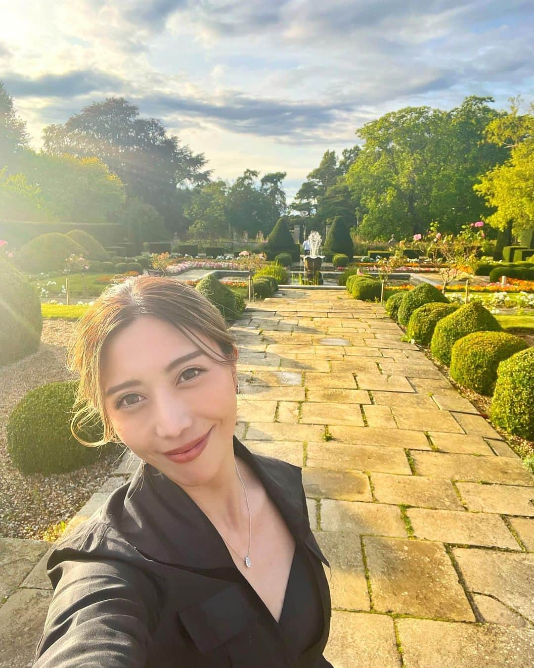 黒ユイのインスタグラム：「この景色は最高！！！ #スワイプしてね 📍#セントオールバンズ  こんな素晴らしい場所で幸せ溢れる結婚式でした💒✨ ヴィディア＆マーティンおめでとう🥳💕 私達を招いてくれてありがとうございます🥰  結婚式っていいよね🥹心温まる🥰 でも日本の結婚式と全然違うよ！ 日本は静かで感動で夕方に終わる〜 やけど海外は(🇮🇹🇬🇧の2回行っての感想) 皆んなで盛り上がる、騒ぐ、パーティー、夜中に終わる〜 って感じで新鮮😌😌  今回の式場のこの大自然やキッズルームに 1番喜んでいたのは息子👦🏻 好きなように駆け回っていました🥰 いいね、こういう環境に触れること🌳  途中口開けて爆睡して(最後の写真)また復活して‥からの 止まることなく終始遊んでました☺️✨ 子供の体力はんぱないー😂  キッズメニューまで用意してくれていたり ナニーの人がケアしてくれたりで至れり尽せりでした🥰  #saintalbans  #fanhamshall #イギリス　#🇬🇧」