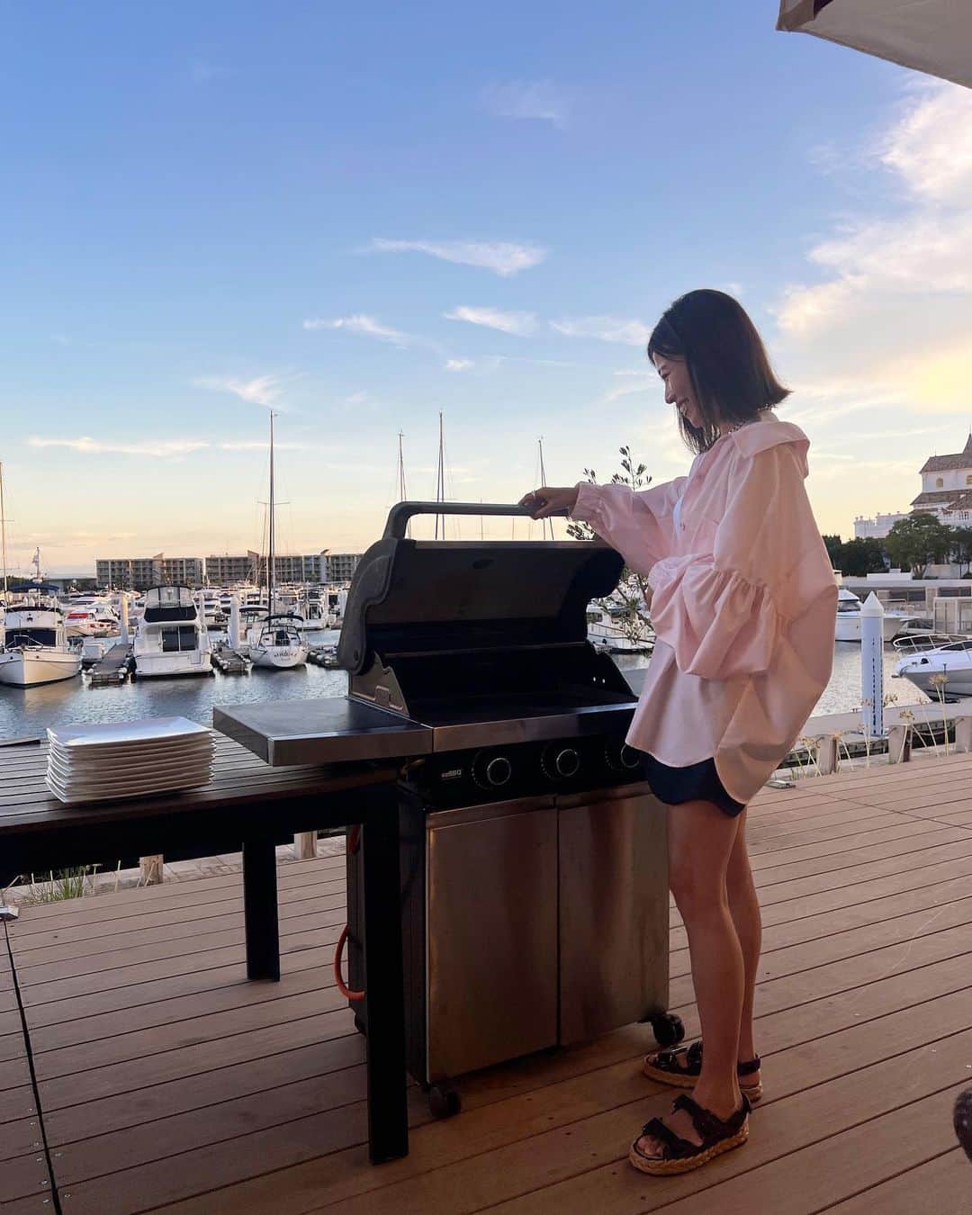 ayu kagawaのインスタグラム：「夏休み最後の週末🌻 w/ @kaori_hayashi1203 family👩‍👩‍👧‍👦👩‍👩‍👧‍👦♡  pool🏊→BBQ🍖 最高のコースだった🍷🫶 水中でかおりと、笑ったら負けよあっぷっぷ🤪したのが面白すぎた😂😇  夜ご飯は、ちょうどsunsetの時間で空の色がとっても綺麗だった🥰 この時期の夕方って良いなぁ😌🫶  予約販売中のover shirts、さっと羽織りにもなってすごく使える🫶 横からの丸みのあるフォルムとお袖のボリューム感が好き🤤♡  お袖はぐっとあげれるし、実用性も💯♡」