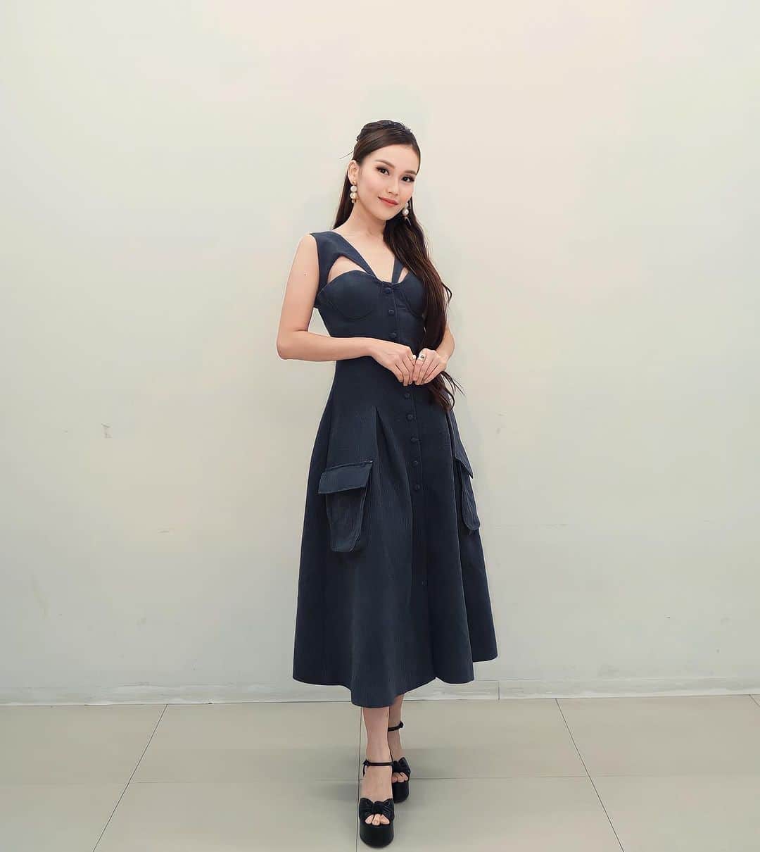 アユ・ティンティンのインスタグラム：「🩶✌🏻 Dress @soe_jakarta Accessories @hermosabydk Hair @kriznafahrezi Fashion Stylist @erichalamin Styling Team @muhafiattt」