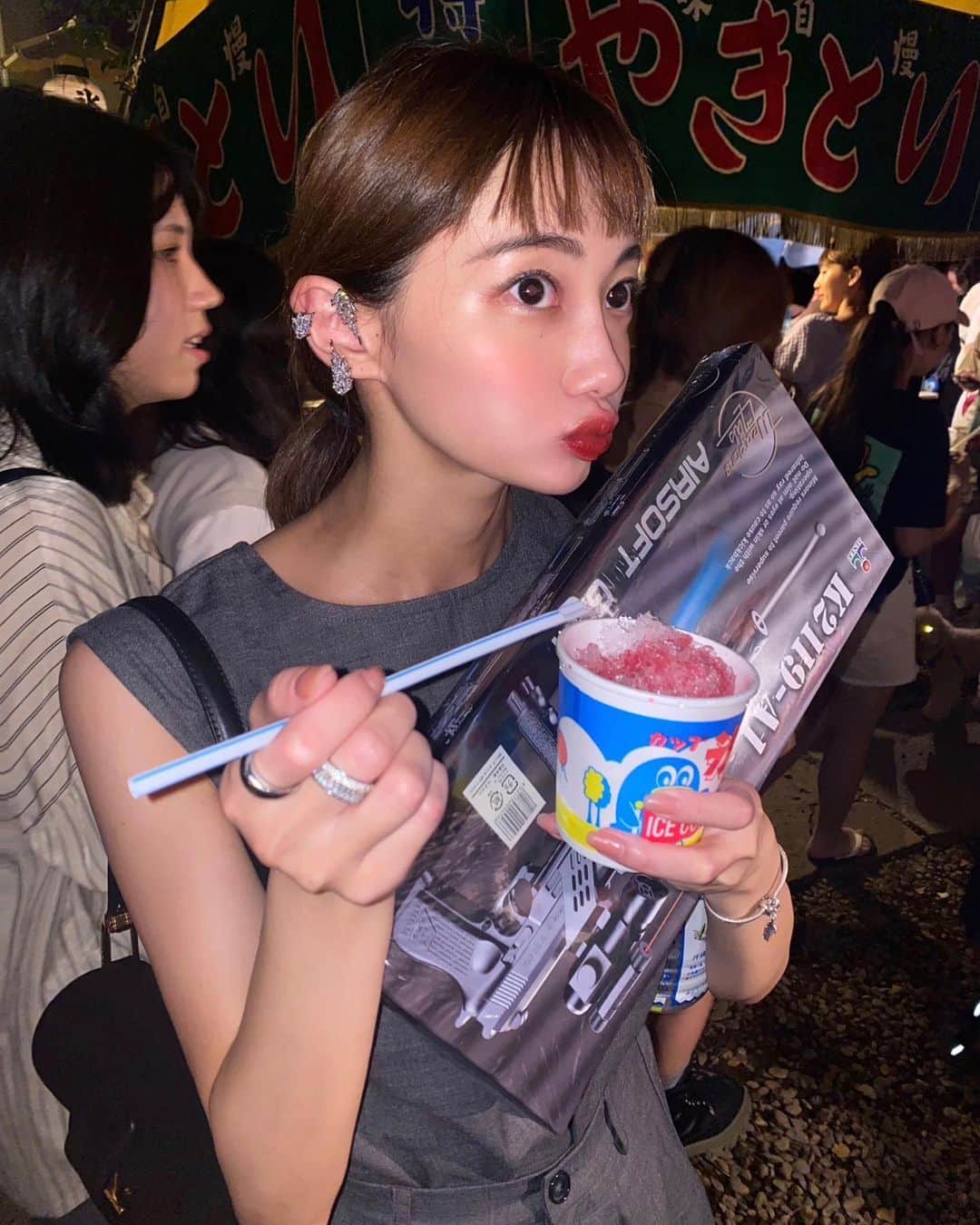 momonaのインスタグラム：「久しぶりの祭り、満喫しました❣️射的は並びすぎで諦めたので次回は絶対、、!」