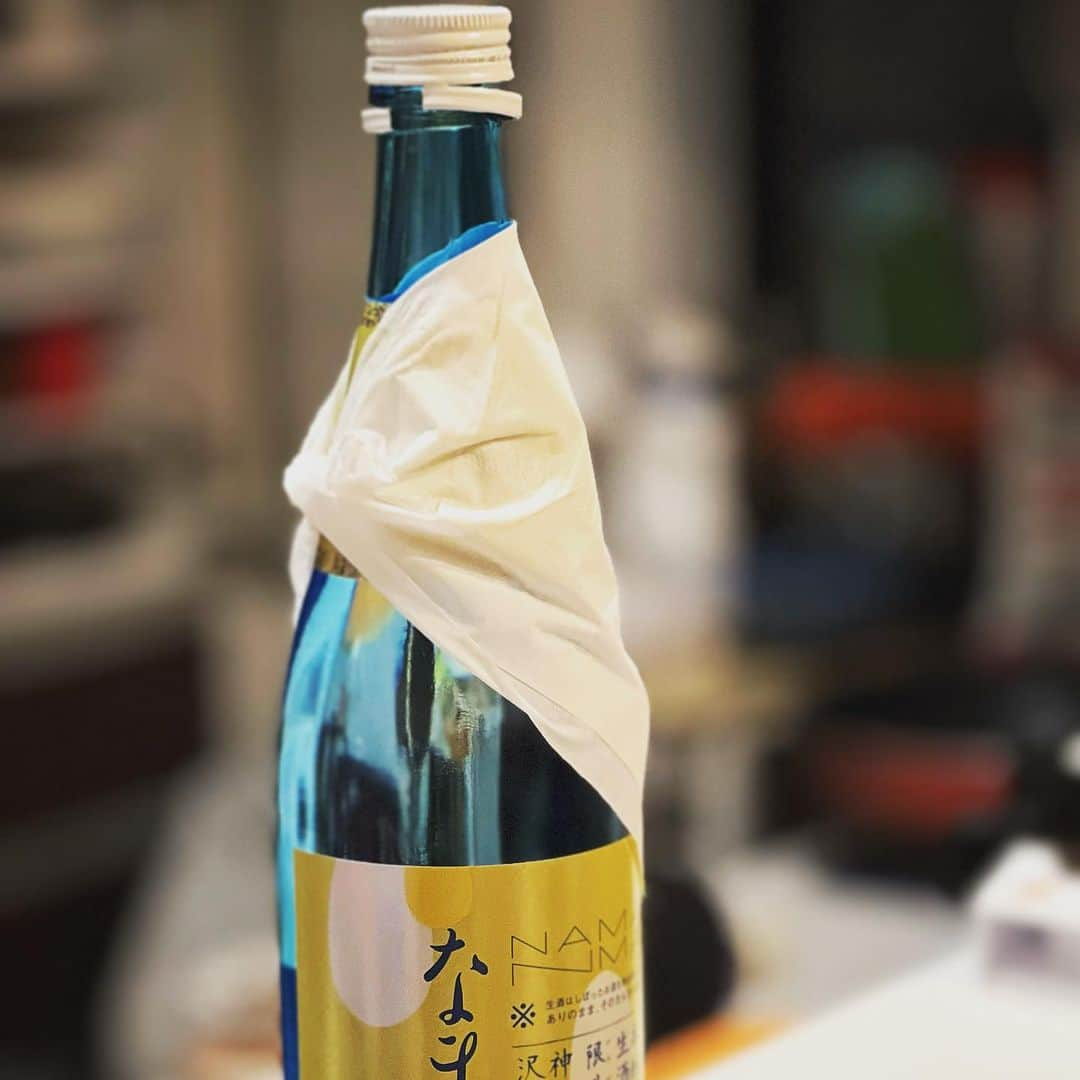 安倍吉俊のインスタグラム：「日本酒とかワインの瓶にマント着せてあげるとついだあとたれないので便利。」