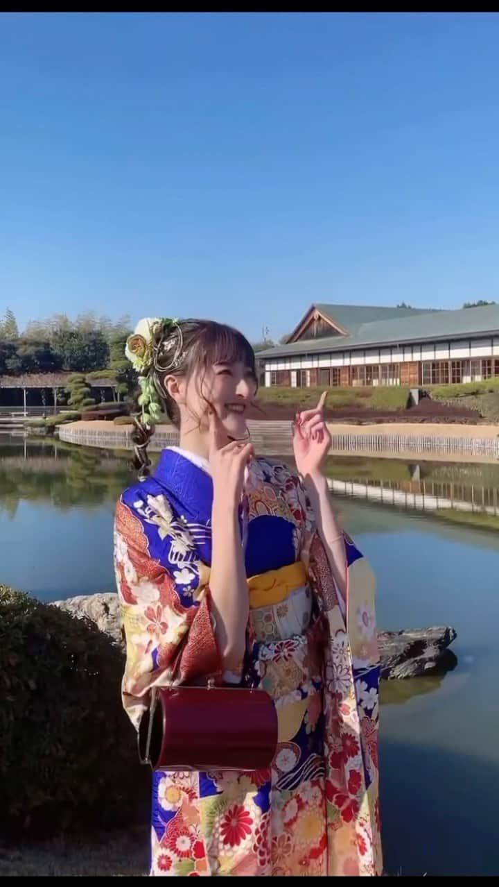 さあやのインスタグラム：「. 成人式の振袖は好きな"青"にしました🦋🪼🐬🛼💎💙🩵 人生に一度の大切な日🐈 自分の好きな振袖を選べば間違いなし🎀 . . . 🇰🇷 안녕하세요. 일본의 대학생의 사아야입니다. 춤을 추는 모델입니다. 팔로우 해주세요. . 🇨🇳 我是一名在日本的大学生。舞蹈家、模特。请关注我的sns。 . 🇺🇸 Hey. I'm a Japanese university student. But I live in America now. I came to here from japan in order to study abroad. Check out the dance videos and modeling posts. . #大学 #学生 #ファッション #ファッション通販 #ファッション好きな人と繋がりたい #大学生 #大学生コーデ #女子大生 #fyp #美脚モデル#02#法政大学#flf#lll#振袖#振袖ヘア #振袖ヘアアレンジ #振袖前撮り #振袖レンタル#furisode#kimono#着物#着物女子 #着物ヘア #成人式#成人式前撮り #前撮り#成人式振袖 #lb#ootd」