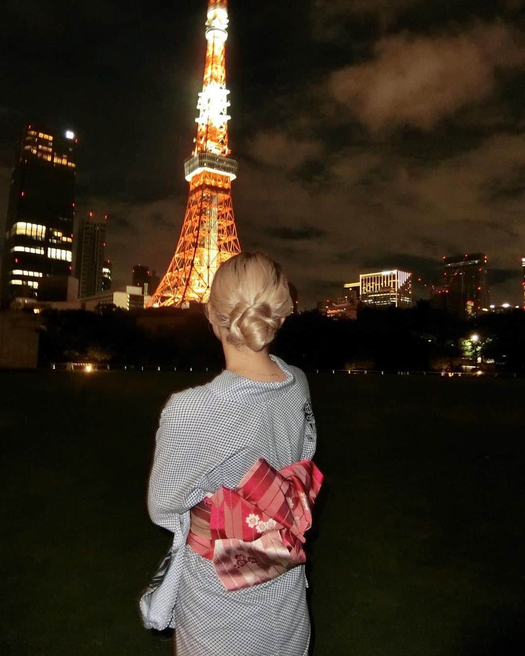 廣瀬なつきさんのインスタグラム写真 - (廣瀬なつきInstagram)「⁡ 東京タワーとわたし。いとをかし。 ⁡ #趣 #浴衣 #浴衣ヘアー by miyuki👍 @miyuki_____________」8月28日 18時47分 - i_am_na2coooo