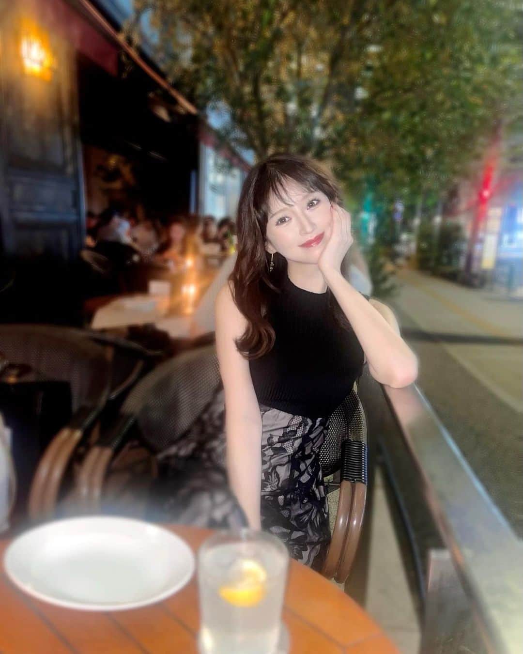 倭早希のインスタグラム：「. . 初めてチタネイル(@titanail.official)をしてきました☺️☺️  サロンでしかできないチタネイル💅 ジェルの前にチタネイルを塗布することで 爪へのダメージや浮き剥がれを防いでくれるみたいで、 硬化熱も全然感じなかった〜😚✨  ネイルの持ちも良くなるみたいで楽しみ🩷  ポイントでマグネットにしてもらったので キラキラかわいい🤤💅💜  南青山のB AOYAMAさん(@kco_b_aoyama)に 施術していただきました💅 話してたら一瞬だった😂笑 ありがとうございました😘  #チタネイル#ネイル#マグネットネイル #titanails#nail#magnetnails#💅」