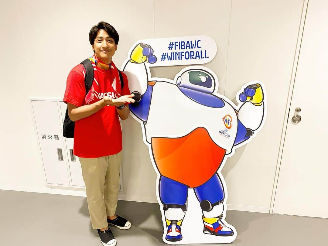 山本紘之さんのインスタグラム写真 - (山本紘之Instagram)「. バスケットボールW杯 日本の初戦を高校時代バスケ部キャプテンの山下健二郎さんと取材しました🏀  明日のZIP!7時台でオンエアします！ 是非ご覧ください👌  #FIBAWC #WINFORALL #バスケットボールW杯 #アカツキジャパン  #沖縄アリーナ #山下健二郎 #フィンランドの少年と #フリースロー対決 #初戦実況 #田中毅 #アナウンサー #JIPくんの隣でZIP!ポーズ #ZIP!」8月28日 18時48分 - yamamoto_hiroyuki.ntv