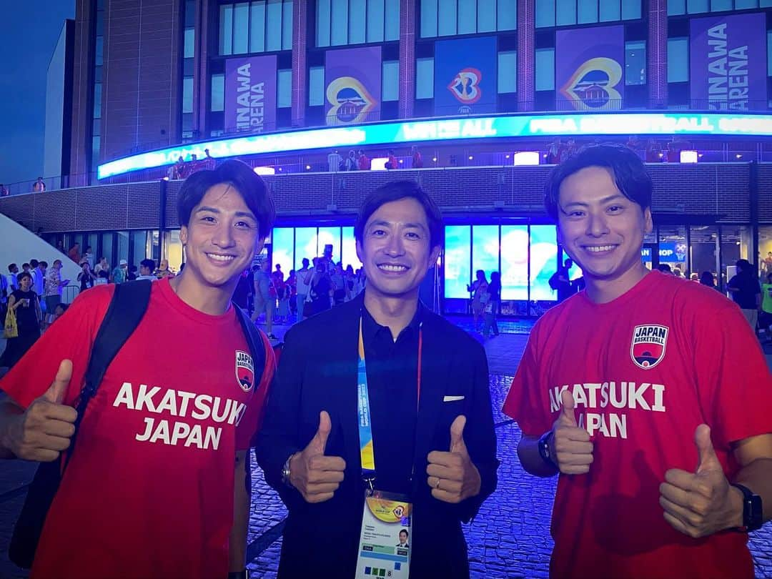 山本紘之さんのインスタグラム写真 - (山本紘之Instagram)「. バスケットボールW杯 日本の初戦を高校時代バスケ部キャプテンの山下健二郎さんと取材しました🏀  明日のZIP!7時台でオンエアします！ 是非ご覧ください👌  #FIBAWC #WINFORALL #バスケットボールW杯 #アカツキジャパン  #沖縄アリーナ #山下健二郎 #フィンランドの少年と #フリースロー対決 #初戦実況 #田中毅 #アナウンサー #JIPくんの隣でZIP!ポーズ #ZIP!」8月28日 18時48分 - yamamoto_hiroyuki.ntv