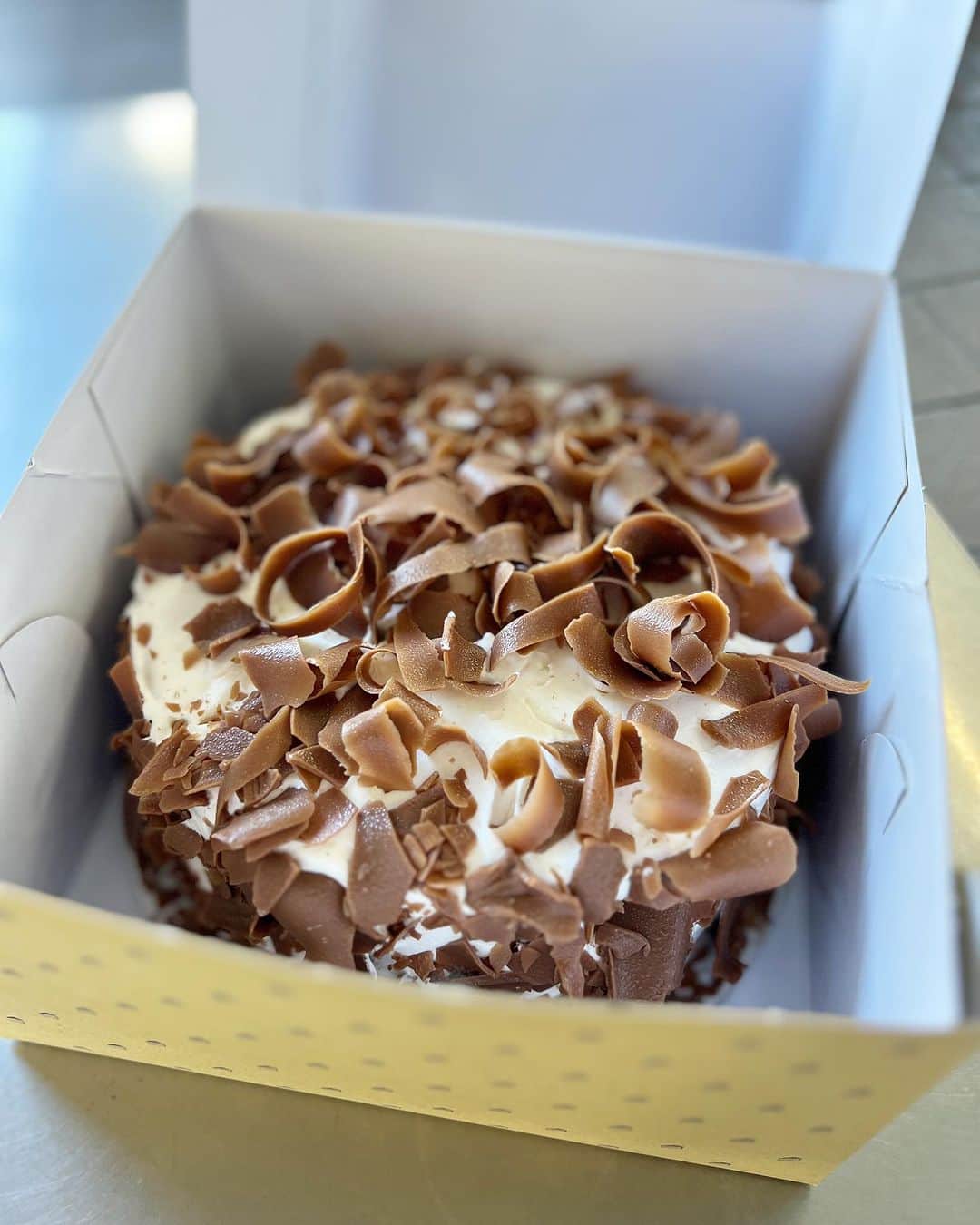 Zippy's Restaurantsのインスタグラム：「DID YOU KNOW this version of the Dream Cake 🍰 is unique to Hawaiʻi? @zippys debuted its version in around 1983. The popular cake — who didn’t want one for their birthday! 🙋🏻‍♀️ — was taken off the regular menu at @napoleonsbakery in 2020 because it’s so labor-intensive. The chocolate shavings on the cake are all hand-shaved from huge bars of chocolate 😳 I had no idea! 🍫 ❤️   Last chance to get a Dream Cake from @zippys this week. It’s one of the bakery’s August specials 🤙🏽  … #zippys #nextstopzippys #hawaiifood #hawaiifoodie #hawaiieats #hawaiibakery #oahueats #cake #dreamcake #bakerylove #cakecakecake #zippysambassador #onlyinhawaii」