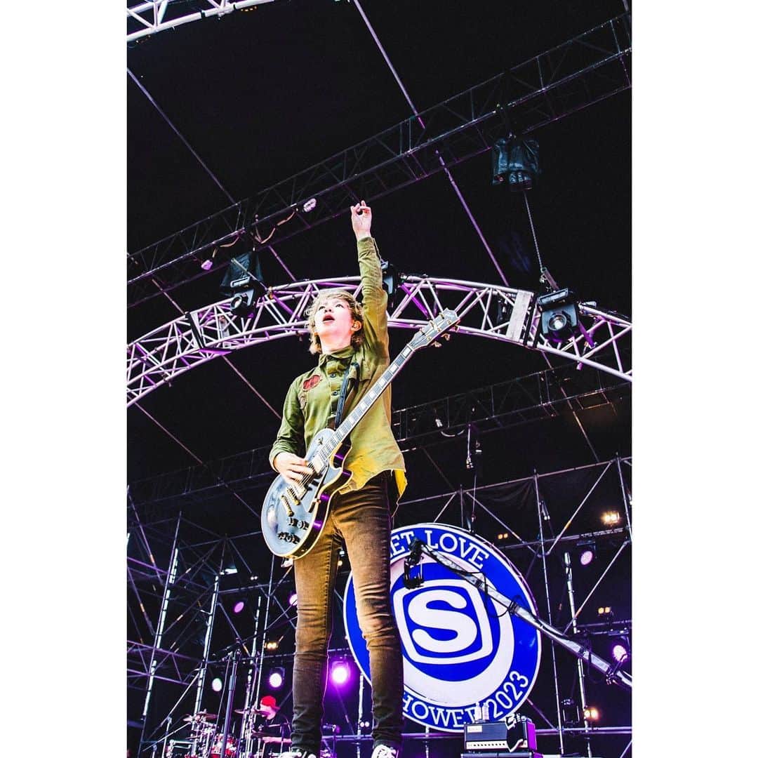 のインスタグラム：「2023.08.27 山中湖交流プラザ きらら ”SWEET LOVE SHOWER 2023” #SUPERBEAVER #ラブシャ #スペシャ #写殺 @cazrowaoki」