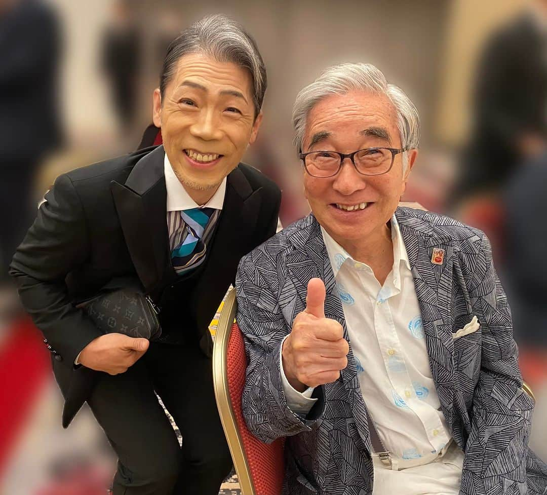 火口秀幸のインスタグラム：「改めまして  錦戸部屋20周年記念 錦戸親方 誠におめでとう㊗️ございました。  素晴らしき門出に ご一緒させて頂きました事、 御礼申し上げます。光栄でございました。  我々も 長年お世話になっております 飯村工務店様が 錦戸部屋 立ち上げの頃からのお付き合いとの事。 素晴らしい御縁を頂戴致しております。  多くの著名人の方々が、列席され、 目を見張る様な　御花の数々。 それはそれは、華やかな 輝かしい現場でございました。  幼少から ブラウン管の中でいつも 拝見していた『元気ハツラツ オロナミンC』 でお馴染みだった、大村崑さん  公明党は、山口代表  北島兄弟でお馴染み　大江裕さん  立川談志師匠の娘様  そしてそして、 元 水戸泉関 錦戸親方  伝統ある相撲部屋　その世界のしきたりを 少しばかり垣間見る事が出来、 非常に勉強になりました。  ありがとうございました。 そして、おめでとう㊗️ございました。」