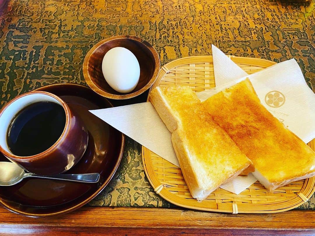 前原誠司のインスタグラム：「今朝、街頭演説のあと京都市山科区椥辻にある「マリ亞ンヌ」さんでモーニングをいただきました。古き良き喫茶店の雰囲気がそのままで、しかもバターたっぷりの厚切りトーストと美味しいコーヒーのコンビネーションがたまりません。奥田さん、ご馳走様でした。（誠）＃まえはランチ　 https://map.yahoo.co.jp/v2/place/c5L4urneS6-?fr=sydd_p-grmspot-1-header_gs-ttl_lc」
