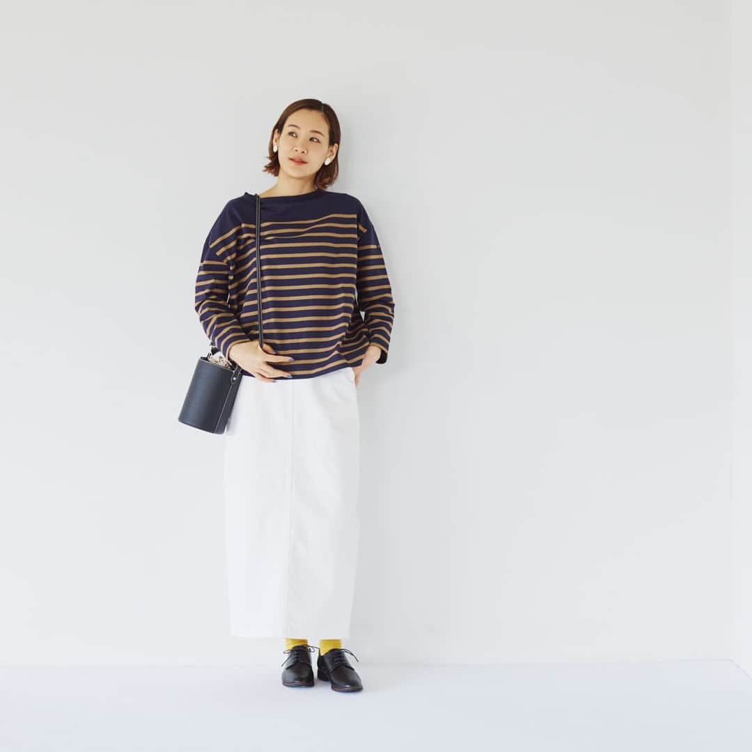 北欧、暮らしの道具店さんのインスタグラム写真 - (北欧、暮らしの道具店Instagram)「【NEW】別注の秋冬カラーが仲間入り！�品よく着られる、大人のための「ボーダー」 . - - - - - - - - - - - - 見かけるとつい買い足してしまうボーダーカットソー。  季節や気分に合うシルエットやサイズ感、 今だから着たいと感じるカラーなど。 お気に入りを増やすのも、定番ならではの楽しみです。  フランス生まれの「Le minor（ルミノア）」 のカットソーはそんな一着。カジュアルすぎず、 雰囲気よく着られる工夫が詰めこまれています。  秋冬も、ボーダーのコーディネートをたっぷり楽しめたなら。  そこで今回は定番の「グレー」と「ブルー」 に加え、 新色の「ボルドー」「ネイビー×ベージュ」 を ご用意しました！  新色はどちらもカラーの組み合わせを別注。 シックに着られる、4つの色が揃いました。  ベーシックな柄だからこそ、 さらっと着るだけで決まるものを。 そんな一着を求め、 バイヤーが見つけたのがこのカットソーでした。  一番の魅力は、シルエット。 ゆったりしたボックス型ながら、 広がりすぎず、ゆるやかな落ち感もあるんです。  体のラインをカバーしつつ、すっきり見える形。 それが、定番のボーダーをグッと素敵に着られる理由です。  秋冬はシャツやハイネックを重ねても可愛いので、 ぜひいろんな着こなしをお楽しみください。  ーーー 掲載のアイテムはこちら▼ ーーー . ☑︎Le minor / ルミノア / ボーダーカットソー（ボルドー、ネイビー×ベージュ、グレー、ブルー） . 🎁「クラシ手帳2024」プレゼントキャンペーン実施中！お買いものいただいた方全員に、当店オリジナルの手帳を無料でお届けいたします。 . ▶︎ プロフィールのリンクから、お値段・サイズなど詳しい情報をご覧いただけますよ。→@hokuoh_kurashi . #leminor#ルミノア#ボーダー#ボーダーカットソー#トップス#秋服#秋コーデ#fashion#coordinate#ファッション#お買い物#お買いもの#シンプル#シンプルライフ#シンプルデザイン#暮らしを楽しむ#日々の暮らし#北欧#暮らし#北欧暮らしの道具店」8月28日 10時01分 - hokuoh_kurashi