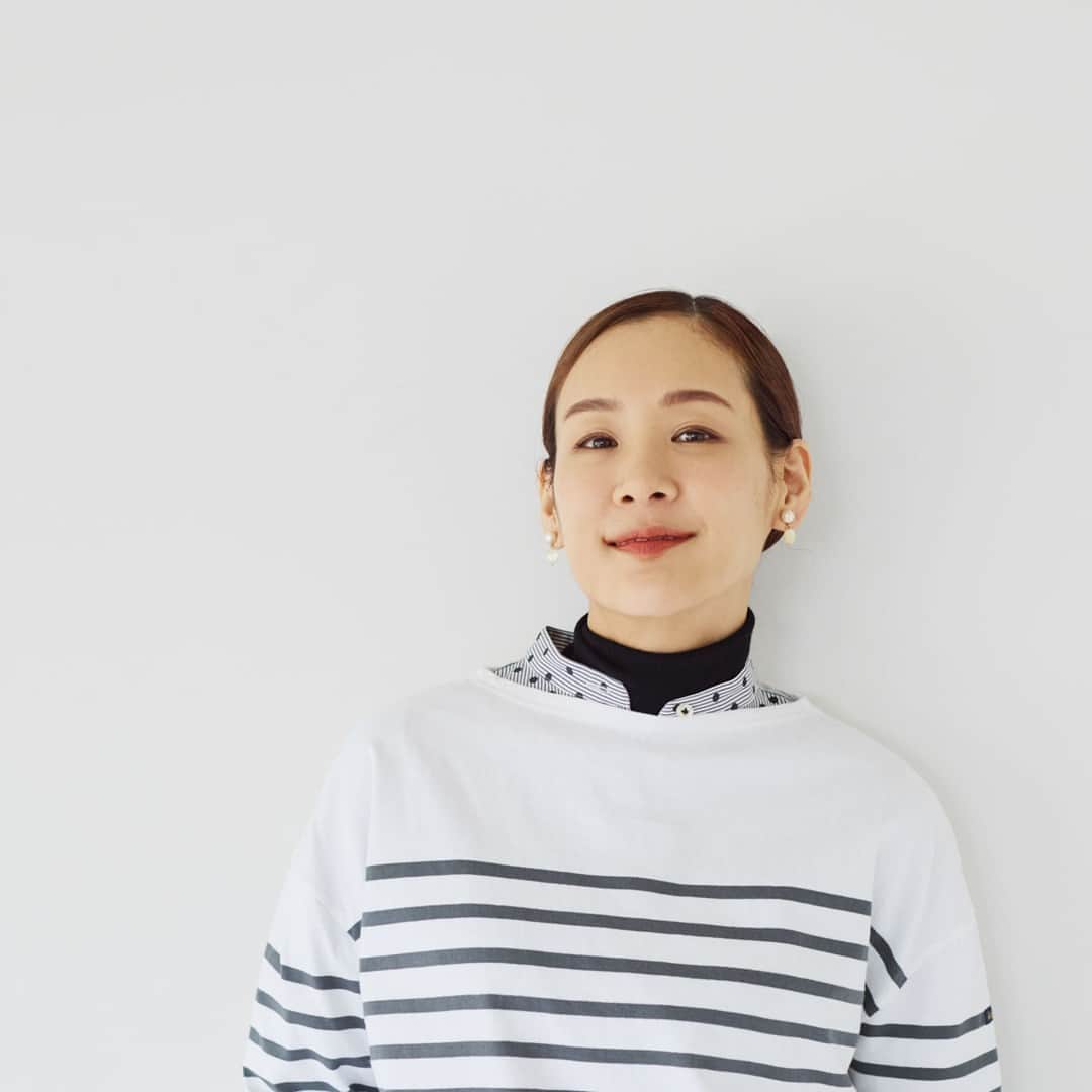 北欧、暮らしの道具店さんのインスタグラム写真 - (北欧、暮らしの道具店Instagram)「【NEW】別注の秋冬カラーが仲間入り！�品よく着られる、大人のための「ボーダー」 . - - - - - - - - - - - - 見かけるとつい買い足してしまうボーダーカットソー。  季節や気分に合うシルエットやサイズ感、 今だから着たいと感じるカラーなど。 お気に入りを増やすのも、定番ならではの楽しみです。  フランス生まれの「Le minor（ルミノア）」 のカットソーはそんな一着。カジュアルすぎず、 雰囲気よく着られる工夫が詰めこまれています。  秋冬も、ボーダーのコーディネートをたっぷり楽しめたなら。  そこで今回は定番の「グレー」と「ブルー」 に加え、 新色の「ボルドー」「ネイビー×ベージュ」 を ご用意しました！  新色はどちらもカラーの組み合わせを別注。 シックに着られる、4つの色が揃いました。  ベーシックな柄だからこそ、 さらっと着るだけで決まるものを。 そんな一着を求め、 バイヤーが見つけたのがこのカットソーでした。  一番の魅力は、シルエット。 ゆったりしたボックス型ながら、 広がりすぎず、ゆるやかな落ち感もあるんです。  体のラインをカバーしつつ、すっきり見える形。 それが、定番のボーダーをグッと素敵に着られる理由です。  秋冬はシャツやハイネックを重ねても可愛いので、 ぜひいろんな着こなしをお楽しみください。  ーーー 掲載のアイテムはこちら▼ ーーー . ☑︎Le minor / ルミノア / ボーダーカットソー（ボルドー、ネイビー×ベージュ、グレー、ブルー） . 🎁「クラシ手帳2024」プレゼントキャンペーン実施中！お買いものいただいた方全員に、当店オリジナルの手帳を無料でお届けいたします。 . ▶︎ プロフィールのリンクから、お値段・サイズなど詳しい情報をご覧いただけますよ。→@hokuoh_kurashi . #leminor#ルミノア#ボーダー#ボーダーカットソー#トップス#秋服#秋コーデ#fashion#coordinate#ファッション#お買い物#お買いもの#シンプル#シンプルライフ#シンプルデザイン#暮らしを楽しむ#日々の暮らし#北欧#暮らし#北欧暮らしの道具店」8月28日 10時01分 - hokuoh_kurashi