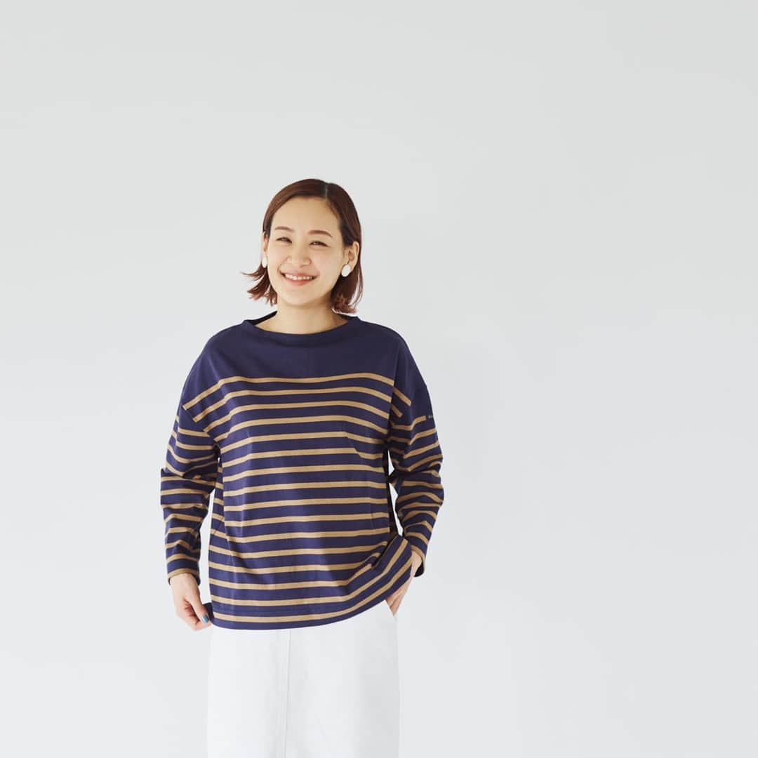 北欧、暮らしの道具店さんのインスタグラム写真 - (北欧、暮らしの道具店Instagram)「【NEW】別注の秋冬カラーが仲間入り！�品よく着られる、大人のための「ボーダー」 . - - - - - - - - - - - - 見かけるとつい買い足してしまうボーダーカットソー。  季節や気分に合うシルエットやサイズ感、 今だから着たいと感じるカラーなど。 お気に入りを増やすのも、定番ならではの楽しみです。  フランス生まれの「Le minor（ルミノア）」 のカットソーはそんな一着。カジュアルすぎず、 雰囲気よく着られる工夫が詰めこまれています。  秋冬も、ボーダーのコーディネートをたっぷり楽しめたなら。  そこで今回は定番の「グレー」と「ブルー」 に加え、 新色の「ボルドー」「ネイビー×ベージュ」 を ご用意しました！  新色はどちらもカラーの組み合わせを別注。 シックに着られる、4つの色が揃いました。  ベーシックな柄だからこそ、 さらっと着るだけで決まるものを。 そんな一着を求め、 バイヤーが見つけたのがこのカットソーでした。  一番の魅力は、シルエット。 ゆったりしたボックス型ながら、 広がりすぎず、ゆるやかな落ち感もあるんです。  体のラインをカバーしつつ、すっきり見える形。 それが、定番のボーダーをグッと素敵に着られる理由です。  秋冬はシャツやハイネックを重ねても可愛いので、 ぜひいろんな着こなしをお楽しみください。  ーーー 掲載のアイテムはこちら▼ ーーー . ☑︎Le minor / ルミノア / ボーダーカットソー（ボルドー、ネイビー×ベージュ、グレー、ブルー） . 🎁「クラシ手帳2024」プレゼントキャンペーン実施中！お買いものいただいた方全員に、当店オリジナルの手帳を無料でお届けいたします。 . ▶︎ プロフィールのリンクから、お値段・サイズなど詳しい情報をご覧いただけますよ。→@hokuoh_kurashi . #leminor#ルミノア#ボーダー#ボーダーカットソー#トップス#秋服#秋コーデ#fashion#coordinate#ファッション#お買い物#お買いもの#シンプル#シンプルライフ#シンプルデザイン#暮らしを楽しむ#日々の暮らし#北欧#暮らし#北欧暮らしの道具店」8月28日 10時01分 - hokuoh_kurashi