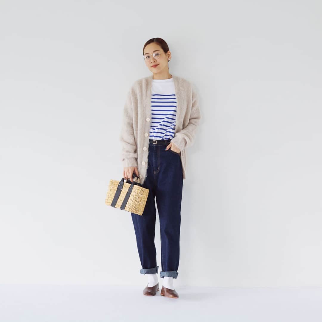 北欧、暮らしの道具店さんのインスタグラム写真 - (北欧、暮らしの道具店Instagram)「【NEW】別注の秋冬カラーが仲間入り！�品よく着られる、大人のための「ボーダー」 . - - - - - - - - - - - - 見かけるとつい買い足してしまうボーダーカットソー。  季節や気分に合うシルエットやサイズ感、 今だから着たいと感じるカラーなど。 お気に入りを増やすのも、定番ならではの楽しみです。  フランス生まれの「Le minor（ルミノア）」 のカットソーはそんな一着。カジュアルすぎず、 雰囲気よく着られる工夫が詰めこまれています。  秋冬も、ボーダーのコーディネートをたっぷり楽しめたなら。  そこで今回は定番の「グレー」と「ブルー」 に加え、 新色の「ボルドー」「ネイビー×ベージュ」 を ご用意しました！  新色はどちらもカラーの組み合わせを別注。 シックに着られる、4つの色が揃いました。  ベーシックな柄だからこそ、 さらっと着るだけで決まるものを。 そんな一着を求め、 バイヤーが見つけたのがこのカットソーでした。  一番の魅力は、シルエット。 ゆったりしたボックス型ながら、 広がりすぎず、ゆるやかな落ち感もあるんです。  体のラインをカバーしつつ、すっきり見える形。 それが、定番のボーダーをグッと素敵に着られる理由です。  秋冬はシャツやハイネックを重ねても可愛いので、 ぜひいろんな着こなしをお楽しみください。  ーーー 掲載のアイテムはこちら▼ ーーー . ☑︎Le minor / ルミノア / ボーダーカットソー（ボルドー、ネイビー×ベージュ、グレー、ブルー） . 🎁「クラシ手帳2024」プレゼントキャンペーン実施中！お買いものいただいた方全員に、当店オリジナルの手帳を無料でお届けいたします。 . ▶︎ プロフィールのリンクから、お値段・サイズなど詳しい情報をご覧いただけますよ。→@hokuoh_kurashi . #leminor#ルミノア#ボーダー#ボーダーカットソー#トップス#秋服#秋コーデ#fashion#coordinate#ファッション#お買い物#お買いもの#シンプル#シンプルライフ#シンプルデザイン#暮らしを楽しむ#日々の暮らし#北欧#暮らし#北欧暮らしの道具店」8月28日 10時01分 - hokuoh_kurashi