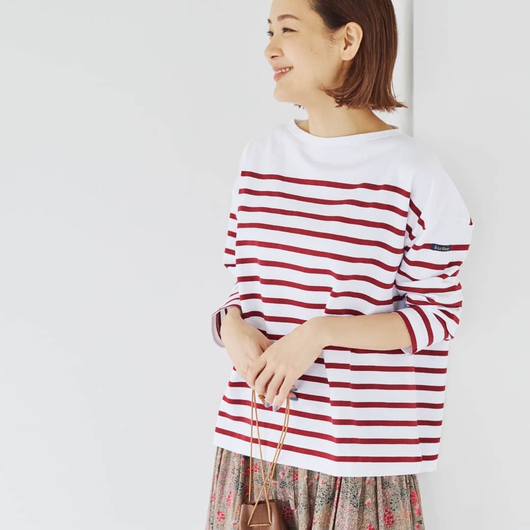 北欧、暮らしの道具店さんのインスタグラム写真 - (北欧、暮らしの道具店Instagram)「【NEW】別注の秋冬カラーが仲間入り！�品よく着られる、大人のための「ボーダー」 . - - - - - - - - - - - - 見かけるとつい買い足してしまうボーダーカットソー。  季節や気分に合うシルエットやサイズ感、 今だから着たいと感じるカラーなど。 お気に入りを増やすのも、定番ならではの楽しみです。  フランス生まれの「Le minor（ルミノア）」 のカットソーはそんな一着。カジュアルすぎず、 雰囲気よく着られる工夫が詰めこまれています。  秋冬も、ボーダーのコーディネートをたっぷり楽しめたなら。  そこで今回は定番の「グレー」と「ブルー」 に加え、 新色の「ボルドー」「ネイビー×ベージュ」 を ご用意しました！  新色はどちらもカラーの組み合わせを別注。 シックに着られる、4つの色が揃いました。  ベーシックな柄だからこそ、 さらっと着るだけで決まるものを。 そんな一着を求め、 バイヤーが見つけたのがこのカットソーでした。  一番の魅力は、シルエット。 ゆったりしたボックス型ながら、 広がりすぎず、ゆるやかな落ち感もあるんです。  体のラインをカバーしつつ、すっきり見える形。 それが、定番のボーダーをグッと素敵に着られる理由です。  秋冬はシャツやハイネックを重ねても可愛いので、 ぜひいろんな着こなしをお楽しみください。  ーーー 掲載のアイテムはこちら▼ ーーー . ☑︎Le minor / ルミノア / ボーダーカットソー（ボルドー、ネイビー×ベージュ、グレー、ブルー） . 🎁「クラシ手帳2024」プレゼントキャンペーン実施中！お買いものいただいた方全員に、当店オリジナルの手帳を無料でお届けいたします。 . ▶︎ プロフィールのリンクから、お値段・サイズなど詳しい情報をご覧いただけますよ。→@hokuoh_kurashi . #leminor#ルミノア#ボーダー#ボーダーカットソー#トップス#秋服#秋コーデ#fashion#coordinate#ファッション#お買い物#お買いもの#シンプル#シンプルライフ#シンプルデザイン#暮らしを楽しむ#日々の暮らし#北欧#暮らし#北欧暮らしの道具店」8月28日 10時01分 - hokuoh_kurashi