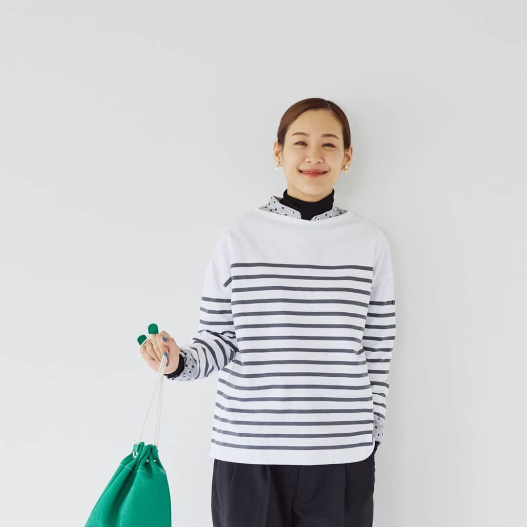 北欧、暮らしの道具店さんのインスタグラム写真 - (北欧、暮らしの道具店Instagram)「【NEW】別注の秋冬カラーが仲間入り！�品よく着られる、大人のための「ボーダー」 . - - - - - - - - - - - - 見かけるとつい買い足してしまうボーダーカットソー。  季節や気分に合うシルエットやサイズ感、 今だから着たいと感じるカラーなど。 お気に入りを増やすのも、定番ならではの楽しみです。  フランス生まれの「Le minor（ルミノア）」 のカットソーはそんな一着。カジュアルすぎず、 雰囲気よく着られる工夫が詰めこまれています。  秋冬も、ボーダーのコーディネートをたっぷり楽しめたなら。  そこで今回は定番の「グレー」と「ブルー」 に加え、 新色の「ボルドー」「ネイビー×ベージュ」 を ご用意しました！  新色はどちらもカラーの組み合わせを別注。 シックに着られる、4つの色が揃いました。  ベーシックな柄だからこそ、 さらっと着るだけで決まるものを。 そんな一着を求め、 バイヤーが見つけたのがこのカットソーでした。  一番の魅力は、シルエット。 ゆったりしたボックス型ながら、 広がりすぎず、ゆるやかな落ち感もあるんです。  体のラインをカバーしつつ、すっきり見える形。 それが、定番のボーダーをグッと素敵に着られる理由です。  秋冬はシャツやハイネックを重ねても可愛いので、 ぜひいろんな着こなしをお楽しみください。  ーーー 掲載のアイテムはこちら▼ ーーー . ☑︎Le minor / ルミノア / ボーダーカットソー（ボルドー、ネイビー×ベージュ、グレー、ブルー） . 🎁「クラシ手帳2024」プレゼントキャンペーン実施中！お買いものいただいた方全員に、当店オリジナルの手帳を無料でお届けいたします。 . ▶︎ プロフィールのリンクから、お値段・サイズなど詳しい情報をご覧いただけますよ。→@hokuoh_kurashi . #leminor#ルミノア#ボーダー#ボーダーカットソー#トップス#秋服#秋コーデ#fashion#coordinate#ファッション#お買い物#お買いもの#シンプル#シンプルライフ#シンプルデザイン#暮らしを楽しむ#日々の暮らし#北欧#暮らし#北欧暮らしの道具店」8月28日 10時01分 - hokuoh_kurashi