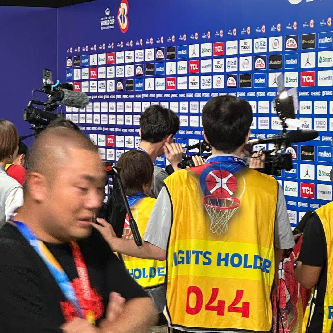 南原清隆さんのインスタグラム写真 - (南原清隆Instagram)「日本バスケットボール代表がWカップで 歴史的な勝利を挙げました。 沖縄アリーナの満員のお客さん大声援でチームを後押ししました。 （もちろん、私もハナコの大ちゃんもニッポン！ディーフェーンス！と声を張り上げましたよ） ホーバスヘッドコーチは「点差がつけられても、選手は誰一人として諦めなかった。彼らを心のディープから信じていたから、ガマンしてよかった！」 覚醒したかのような河村選手は「これまでチームに迷惑をかけてきました。だからその分強い気持ちで戦いました」 富永選手も「僕はディフェンスが弱いのが分かっていたから、そこは頑張りました。そして河村がここってところでいいバスをくれました」 渡邉選手は「体調はもちろん万全ではない。 その中でできることをやりました」 私と同郷のなので、一言お願いしたら、「香川の皆さんやりました！次も頑張ります！」と力強く答えてくれました。 まだまだこのチームの冒険は続きます。 皆さん応援しましょう！ バスケ、ハンパねー、面白い！！ ありがとうございました。  #バスケットボール男子日本代表」8月28日 10時07分 - nanchan_official_