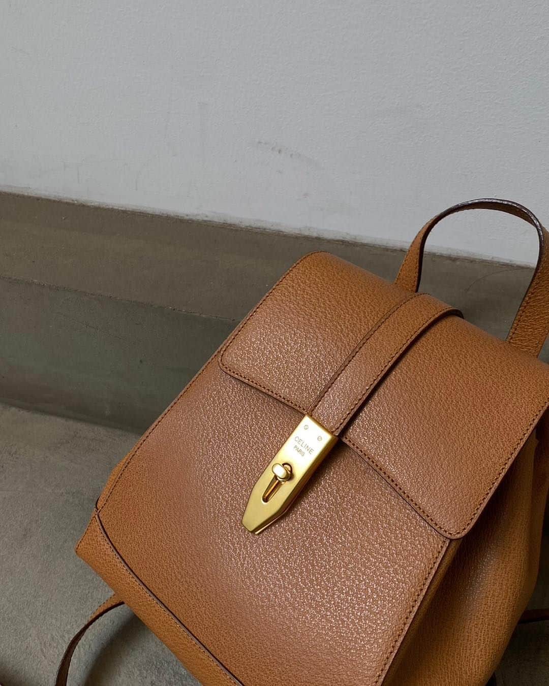 Ｈedyさんのインスタグラム写真 - (ＨedyInstagram)「. CELINE ターンロックレザーリュックサック 品番:H23080591CE ※WEB掲載予定  撮影時には透明のフィルムを敷いております。  For free overseas shipping services, please visit global website.（www.hedyjp.com）  @hedy_daikanyama  @hedy_osaka_ @hedy_fashion  #hedy #hedy_japan #hedy_vintage #vintageshop」8月28日 10時22分 - hedy_vintage