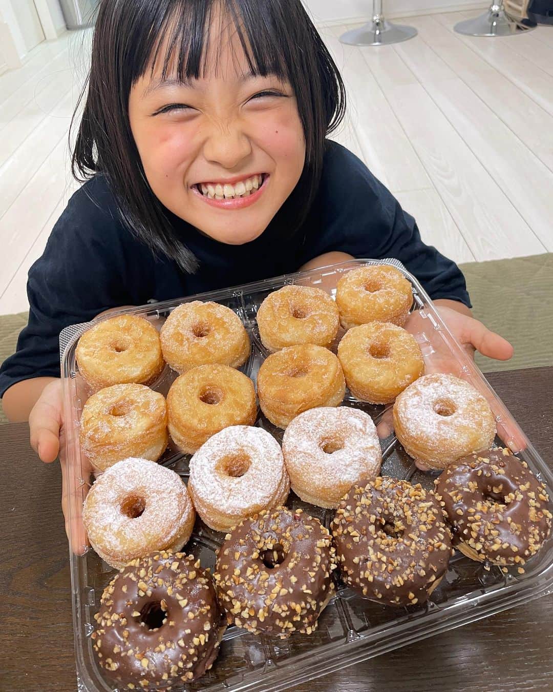 atukiyoのインスタグラム：「昨日久々にコストコ行ってまこチョイスのドーナツ買ってきたよ🍩  この笑顔たまらんな☺️  夏休み明け、みんなも学校頑張ってねー🏫  _ _ _ _ _ _ _ _ _ _ _ _ _ _ _ _ _   ◽️YouTube◽️ ろこまこあこチャンネル ▶︎月、水、金曜日　17時〜 ▶︎ショート　16時〜  ろこチャンネル ▶︎木曜日　17時〜  ライブ配信 ▶︎火曜日　17時半〜  ◽️TikTok◽️ ろこまこあこ ▶︎ atukiyo0311 ろこ（母管理）▶︎ rocoz.0517rma  ◽️Instagram◽️ ろこ（母管理）▶︎ @rocoroco0517 まこ（母管理）▶︎ @macomacomacorun  あこ（母管理）▶︎ @acoacoaconz  _ _ _ _ _ _ _ _ _ _ _ _ _ _ _ _ _ _  #kidsfashion#三姉妹#youtube#youtuber#ろこまこあこ#キッズコーデ#小学生コーデ#jc2#js6#twins#双子#コーデ#kids」