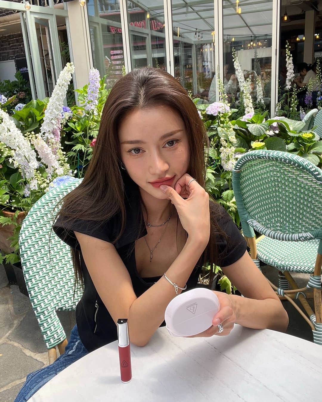 Official STYLENANDAのインスタグラム：「립이 입술에 쫀쫀히 착! 쿠션이 가볍게 착!  👄 3CE HAZY LIP CLAY # CHERRY FLUFF 😊 3CE BARE COVER CUSHION 👚 3CE STYLENANDA 2023 SS COLLECTION  #3CE #3CESTYLENANDA #3CE스타일난다 #3CEHAZYLIPCLAY #3CE헤이지립클레이 #3CEBARECOVERCUSHION #3CE베어커버쿠션 #HOUSEOF3CE」