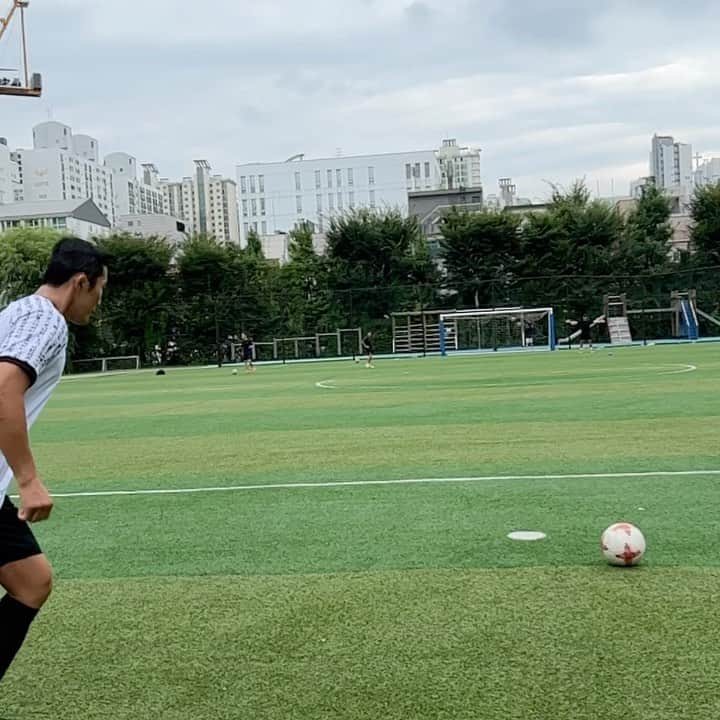 キム・ドンヒョンのインスタグラム：「이게 이렇게 어려운 기술일 줄은.. 노 골킥 노 키퍼🔥⚽️ #골킥맹연습」